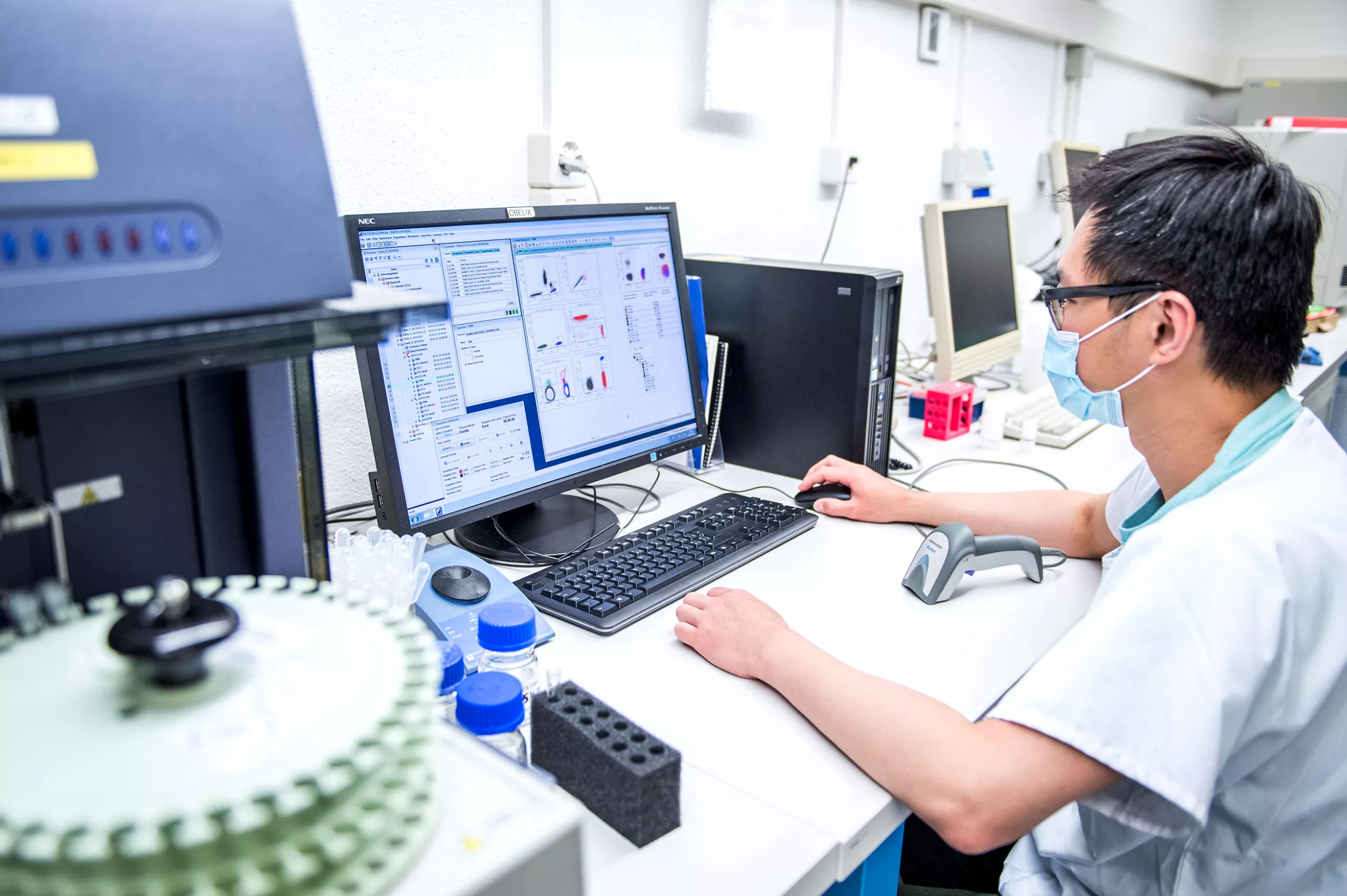 Immunologie Forschungslabor, Laborant im Scanraum mit Gerät Obelix