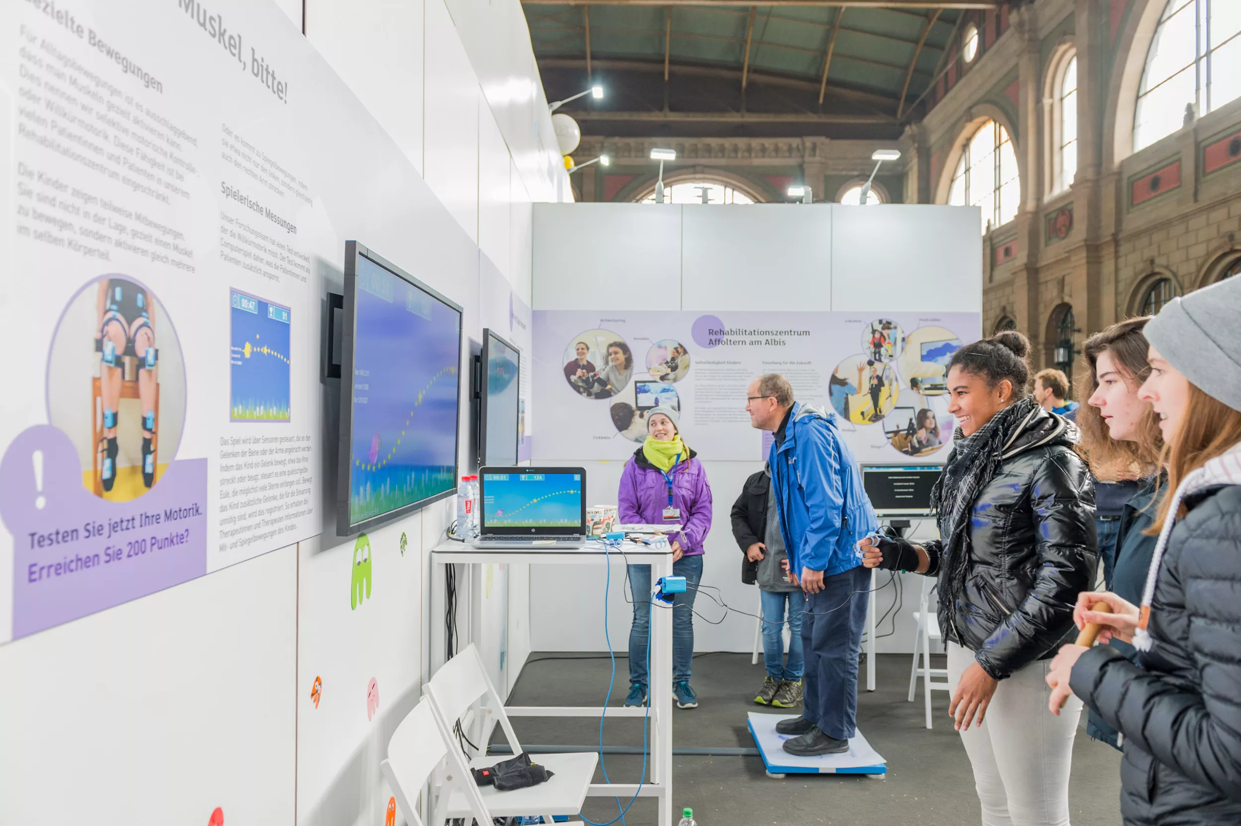 Besuchende nehmen an interaktiver Ausstellung teil 