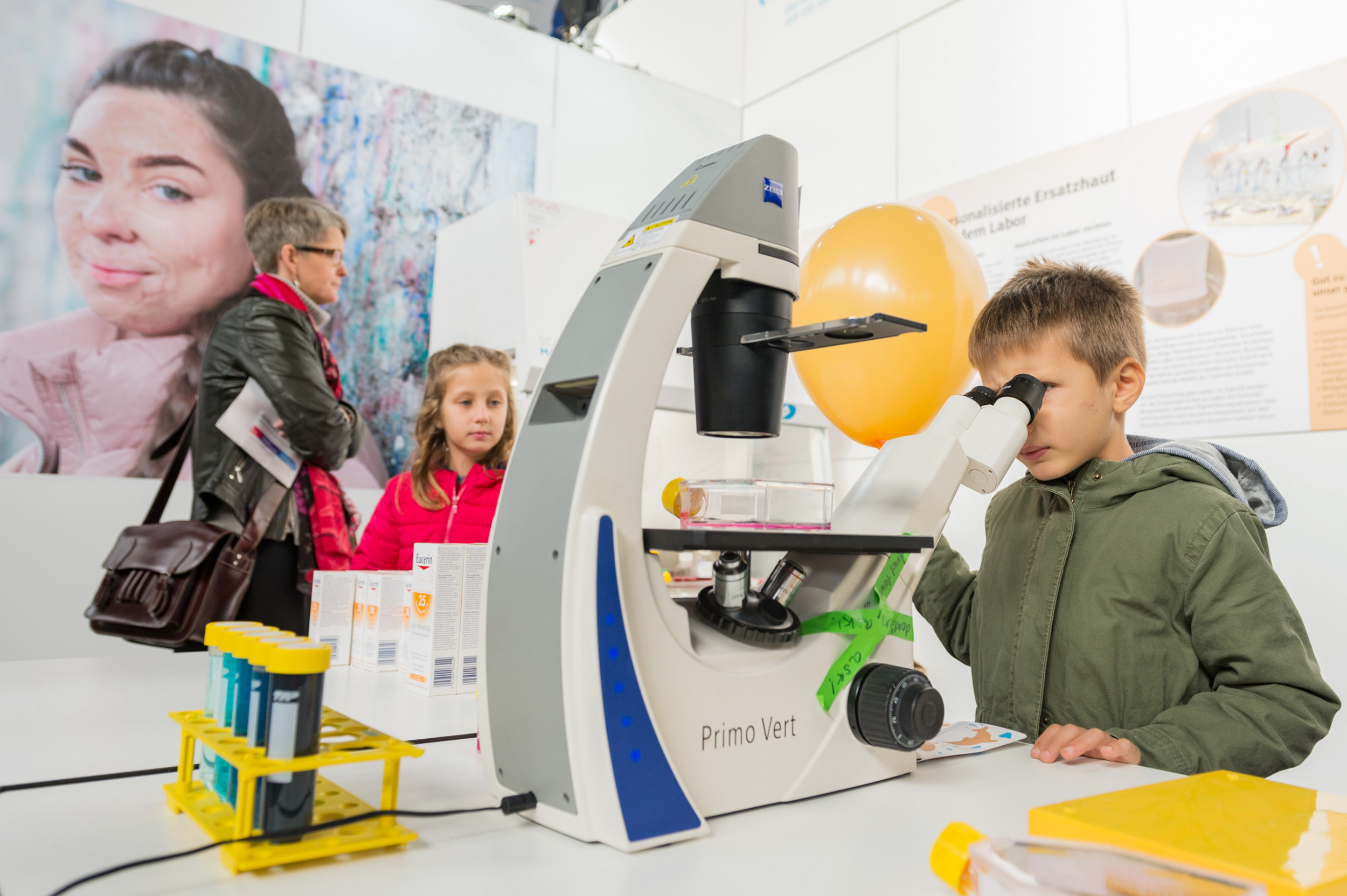 Kind probiert Mikroskop aus 