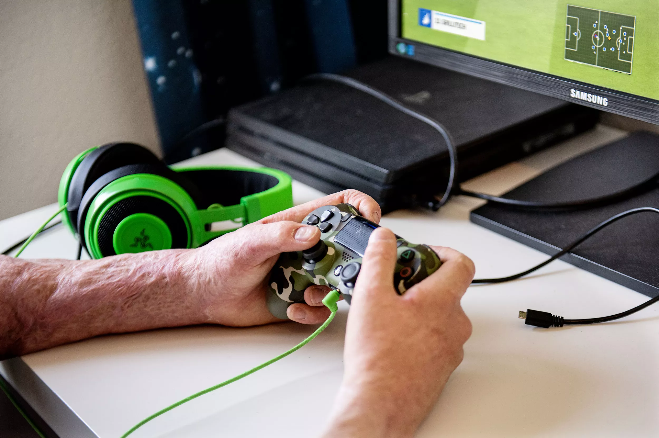 Guus, brandverletzt, beim Gamen zu Hause