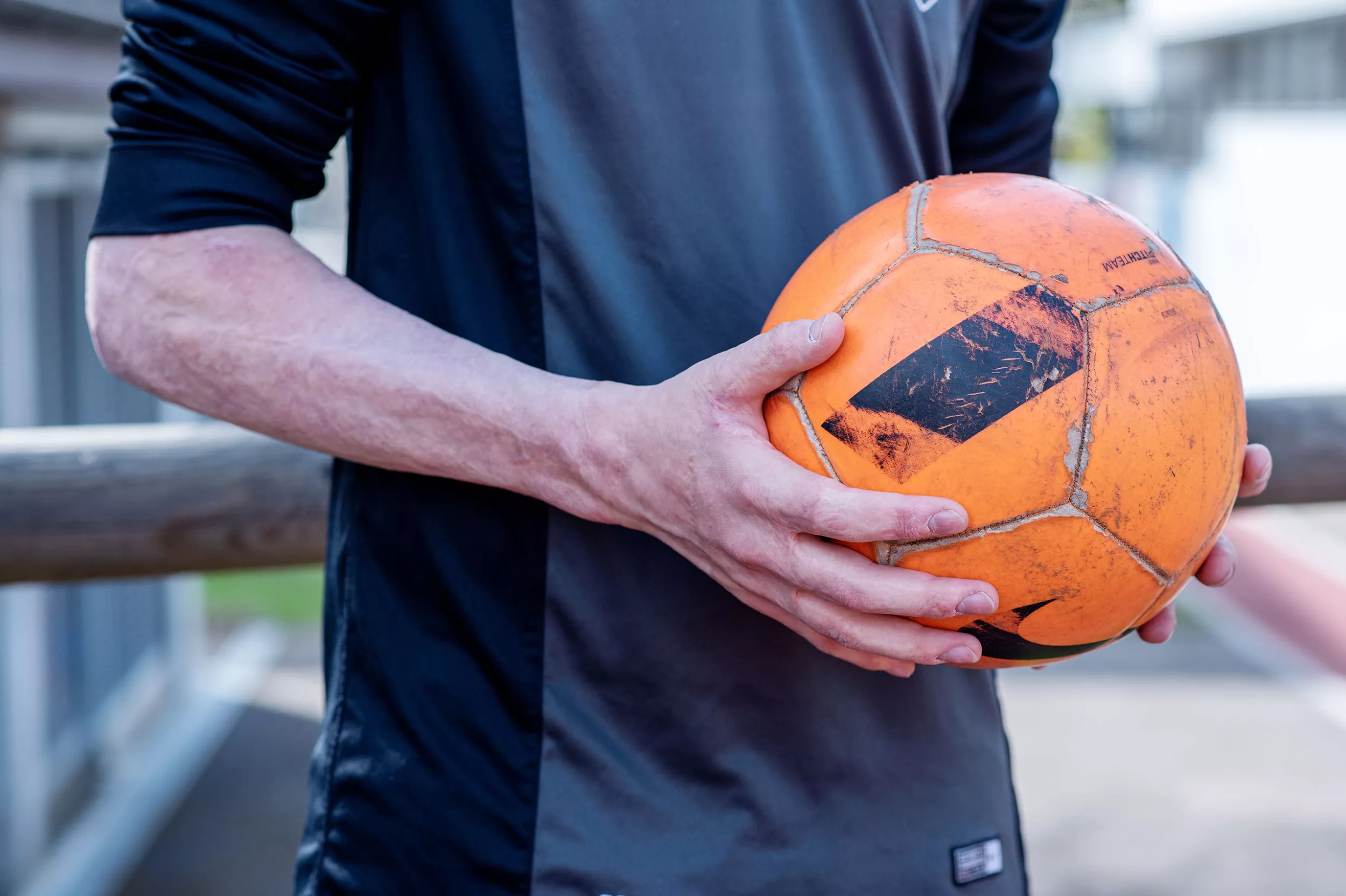 Guus, brandverletzt, spielt gerne Fussball