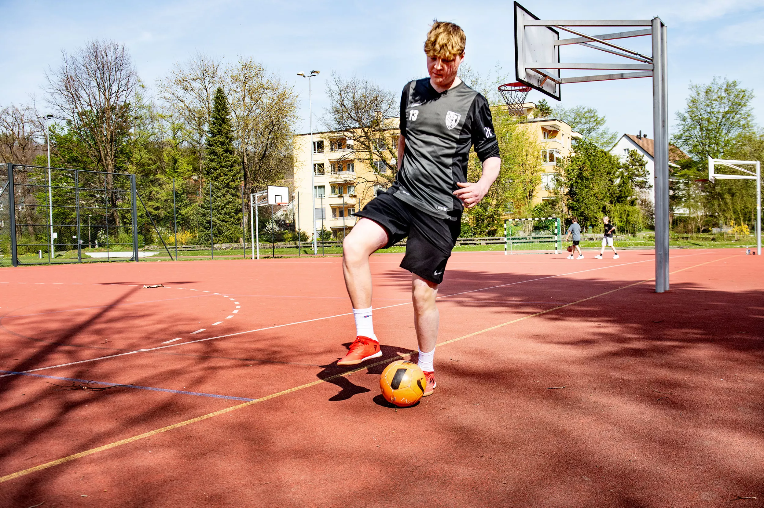 Guus, brandverletzt, spielt gerne Fussball