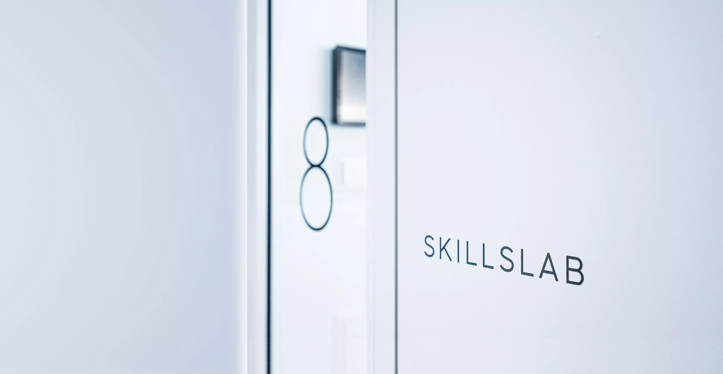 Skillslab, Schriftzug auf der Tür und Raumnummer 8
