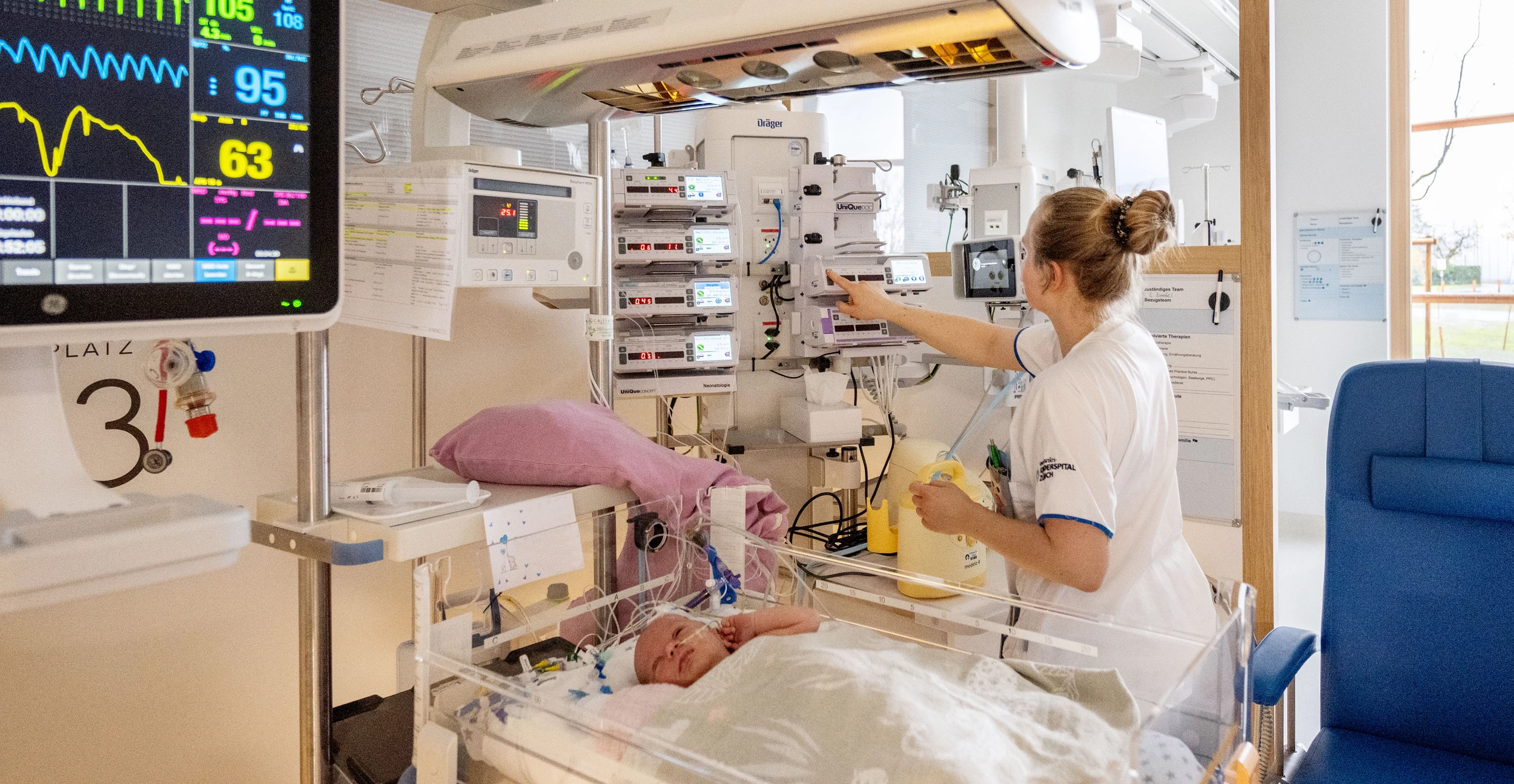 Pflegefachfrau Neonatologie am Bett beim Kind