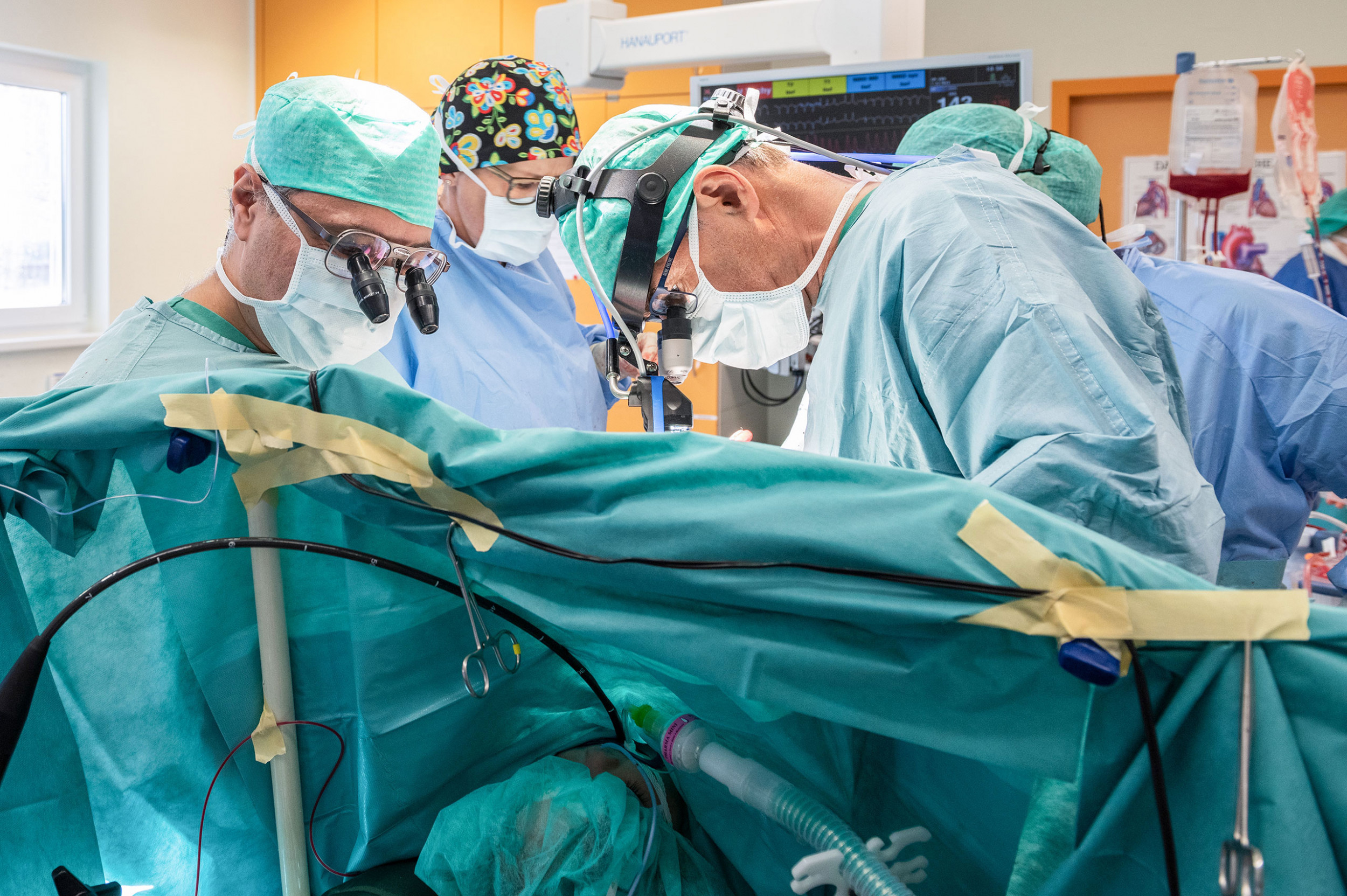 Zwei Kinderherzchirurgen operieren das Herz eines Kindes