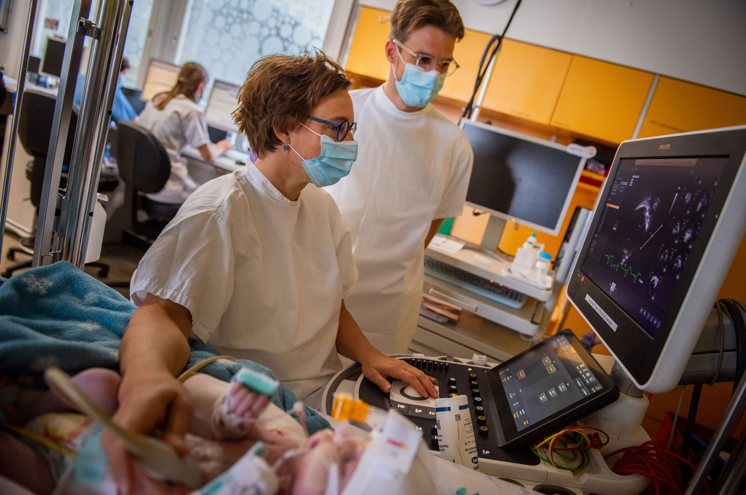 Zwei Kardiologen untersuchen ein Baby