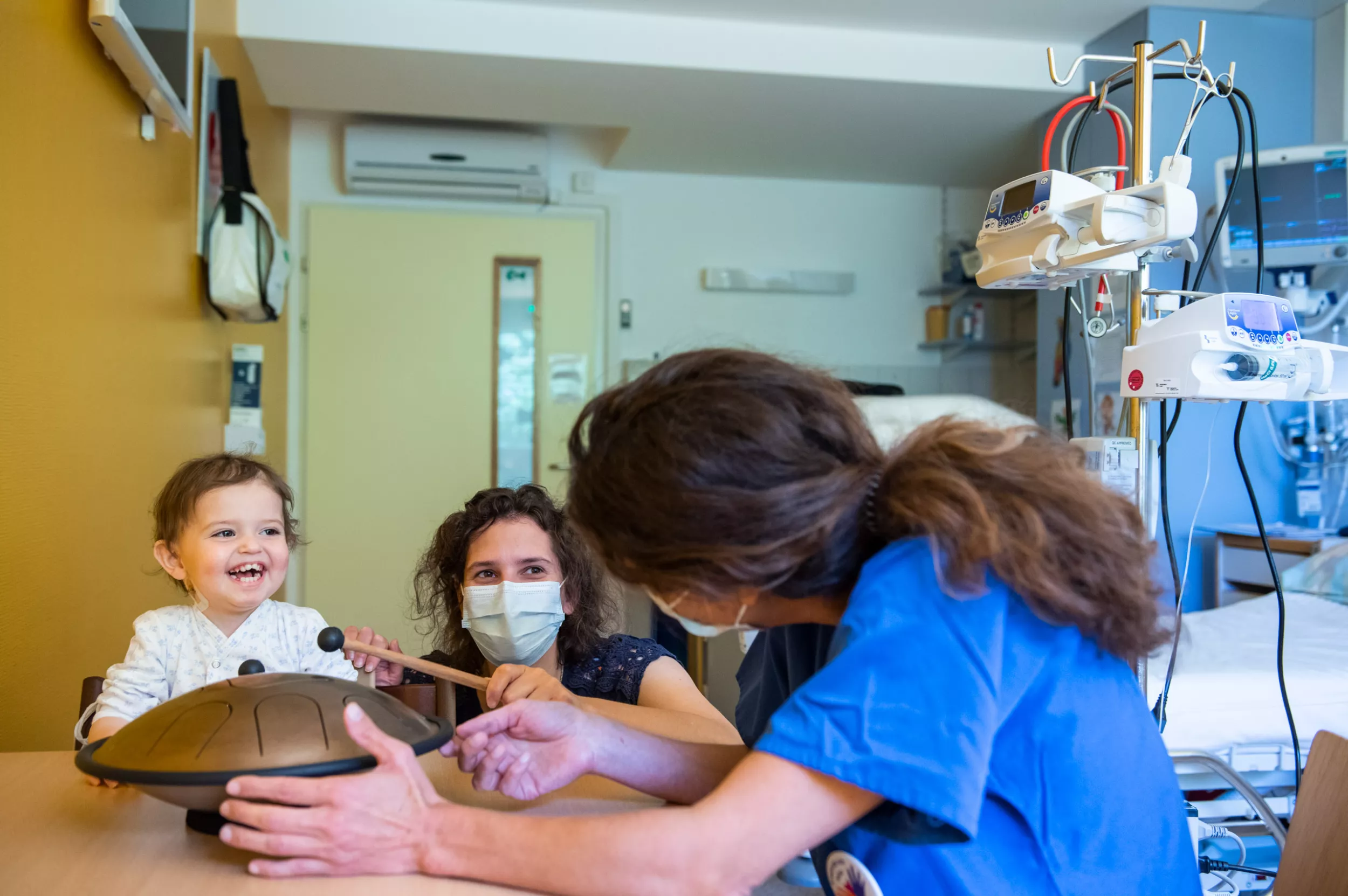 Patient mit Mutter bei Musiktherapie