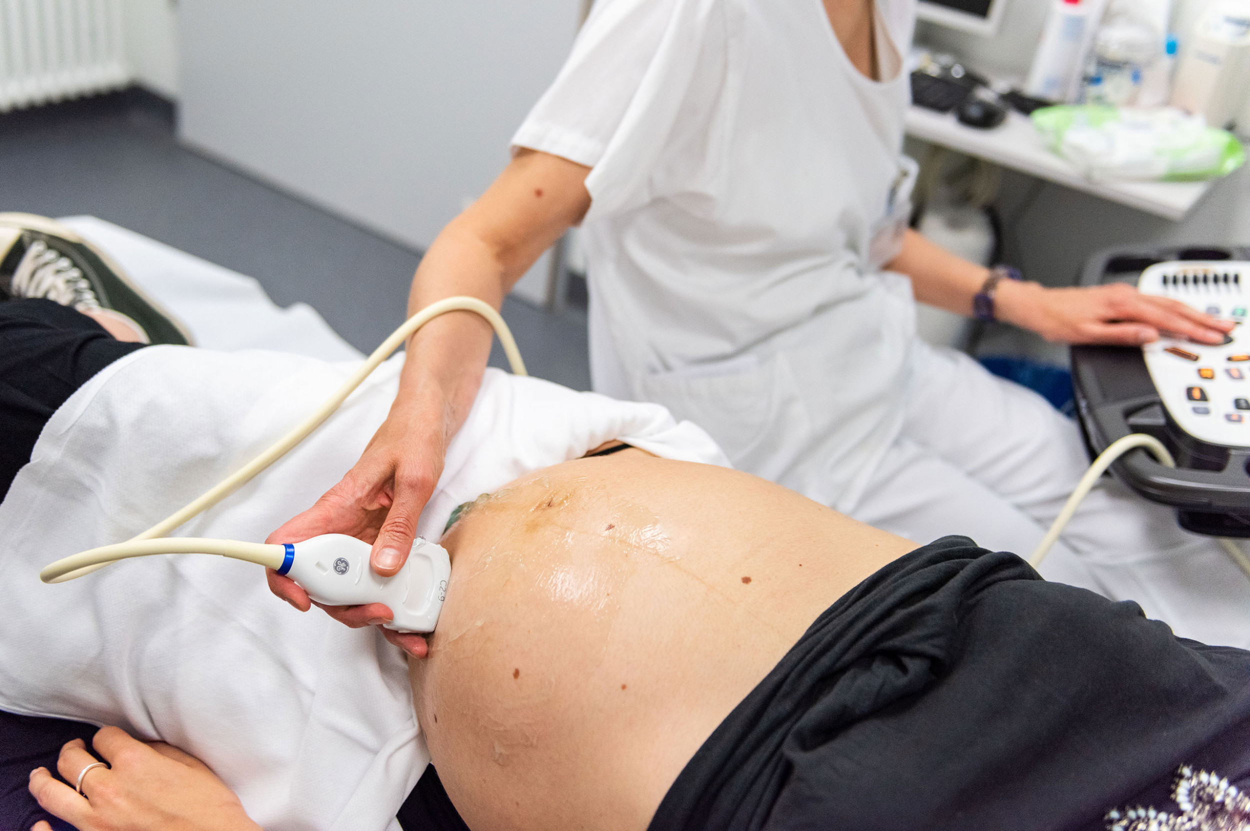 Eine Kardiologin untersucht mit Ultraschall ein Baby im Bauch der Mutter