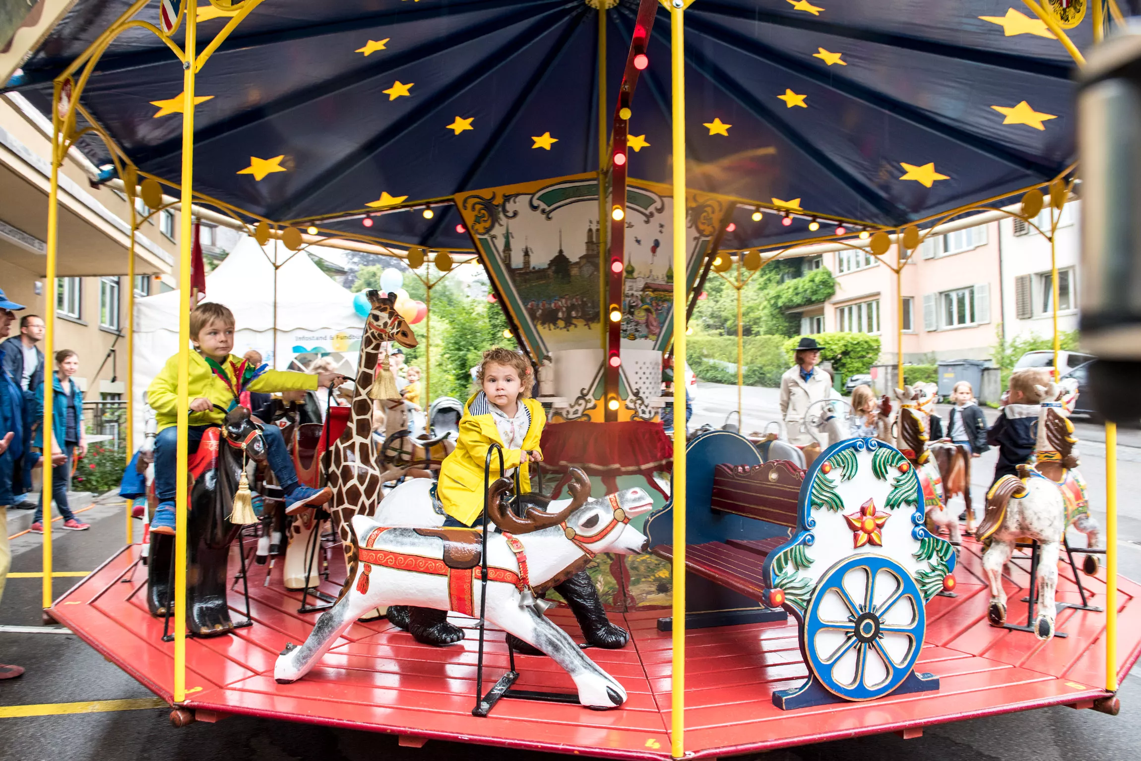 Kinder auf dem Karussell