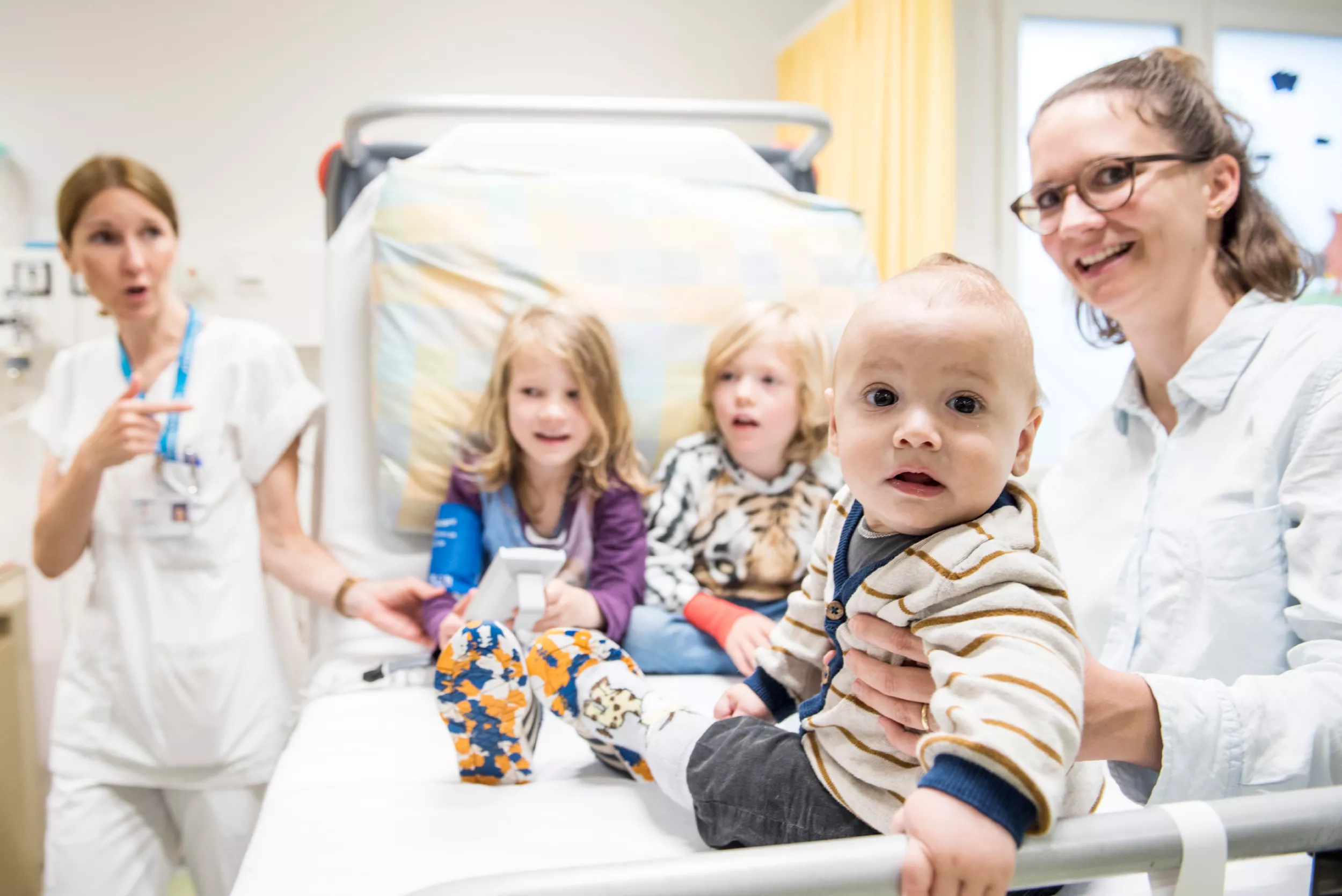 Kinder mit Pflegefachfrauen 