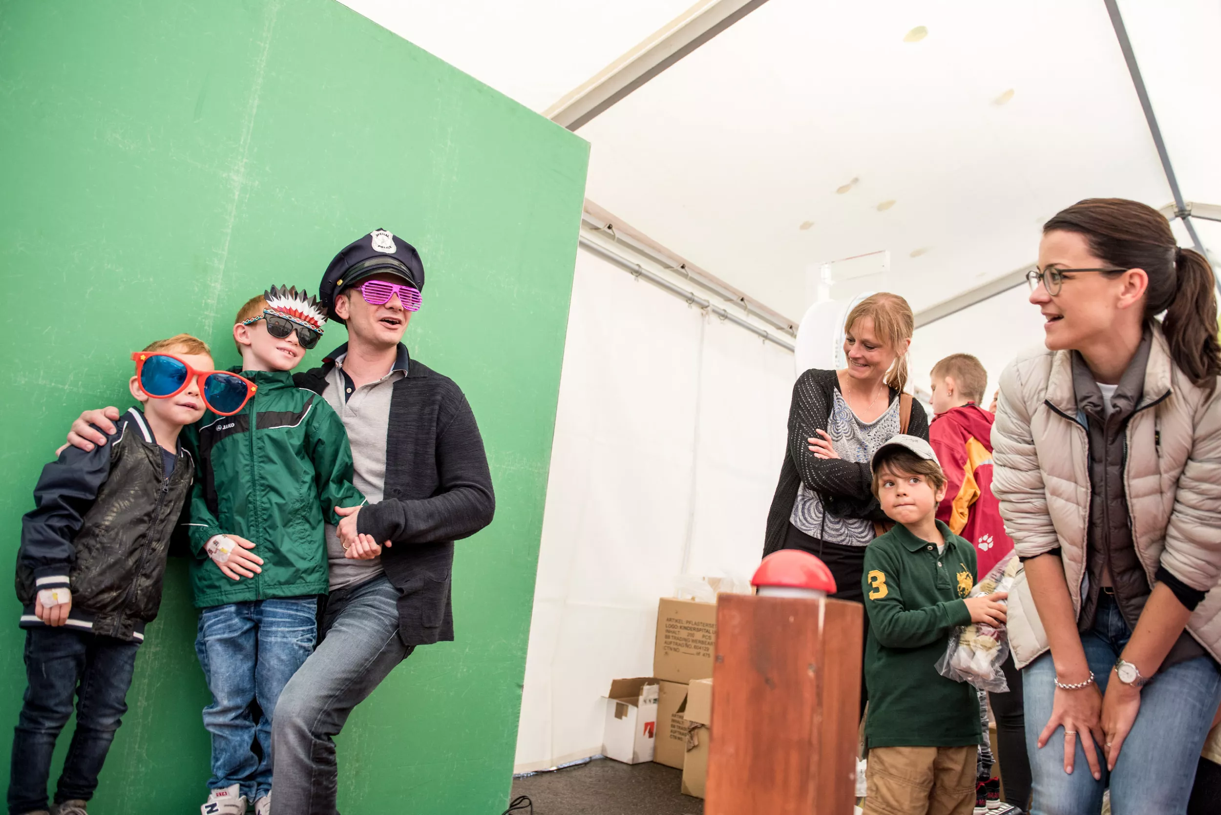 Kinder posieren mit Vater für Foto 