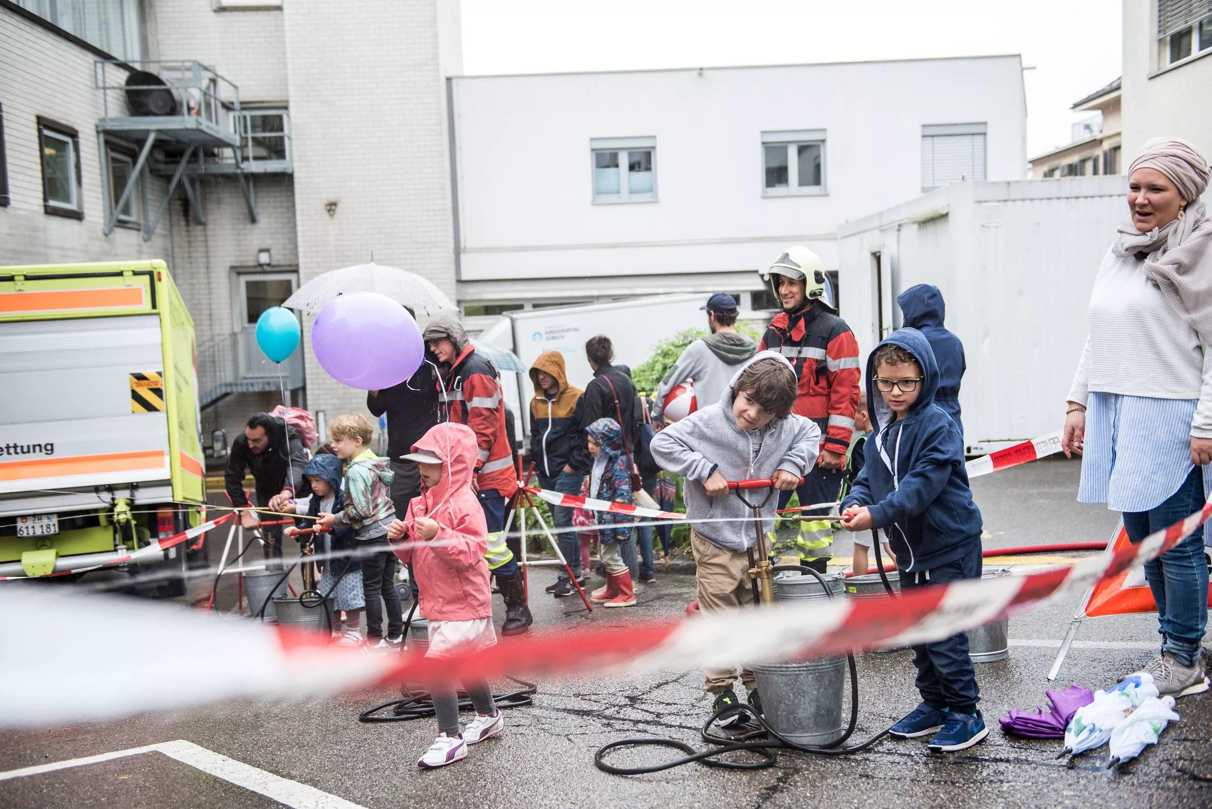 Kinder benutzen manuelle Wasserpumpen 