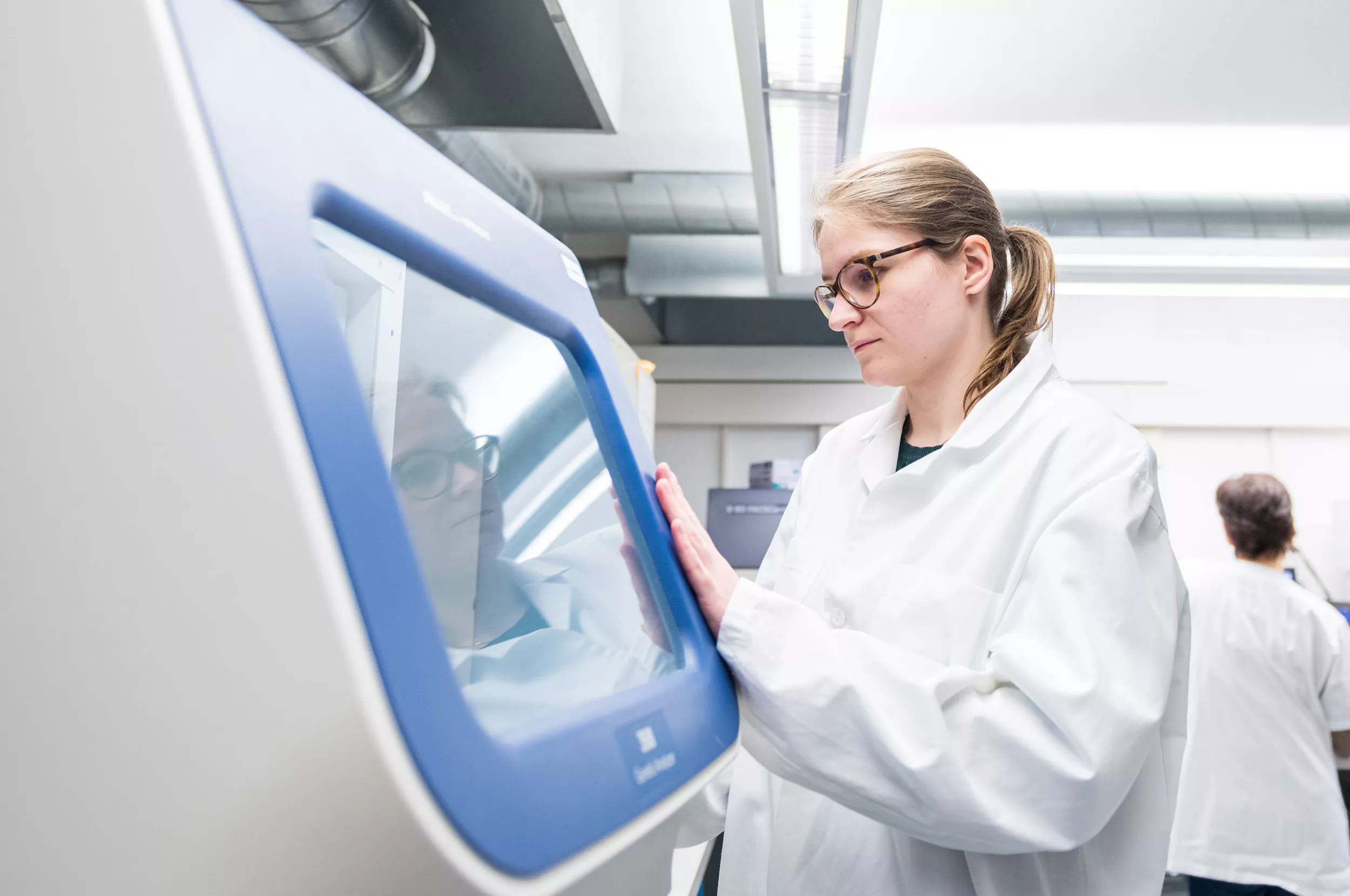 Eine Forscherin arbeitet im Labor