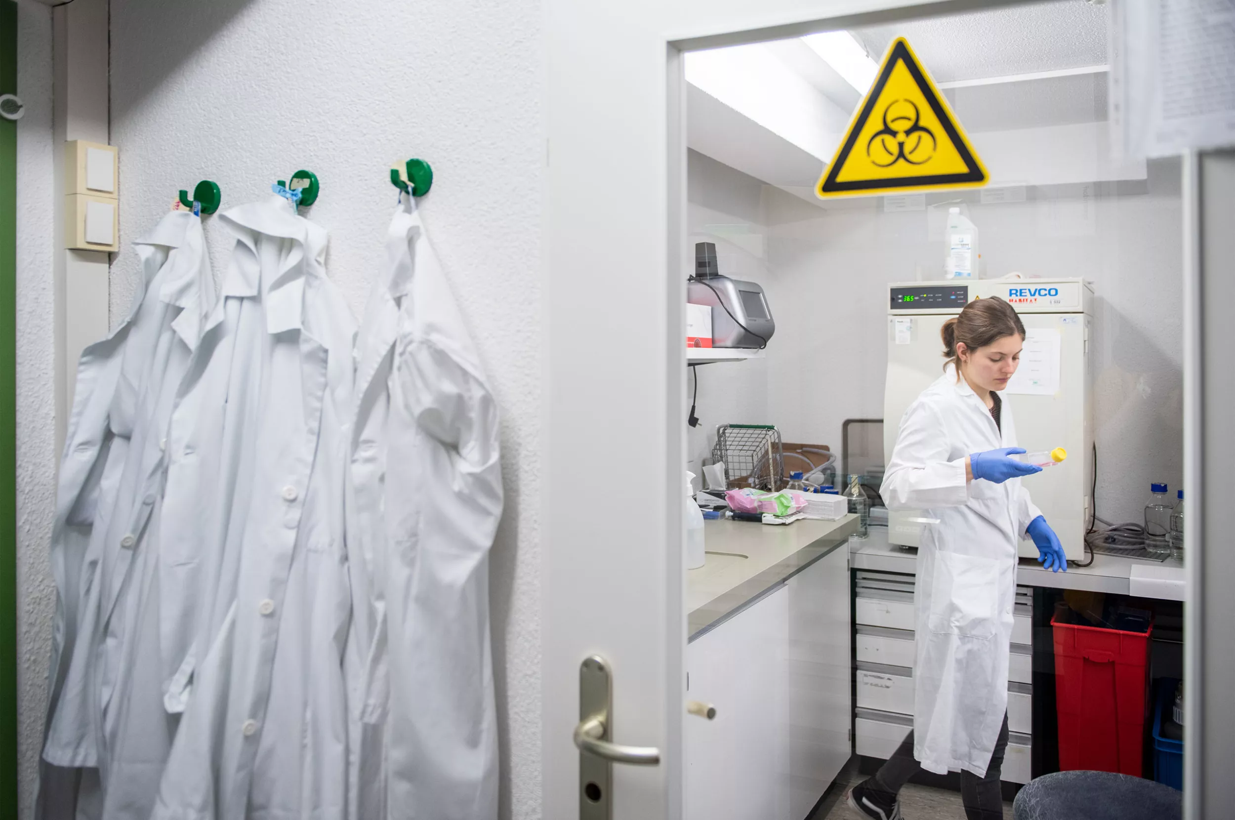 Eine Forscherin arbeitet im Labor