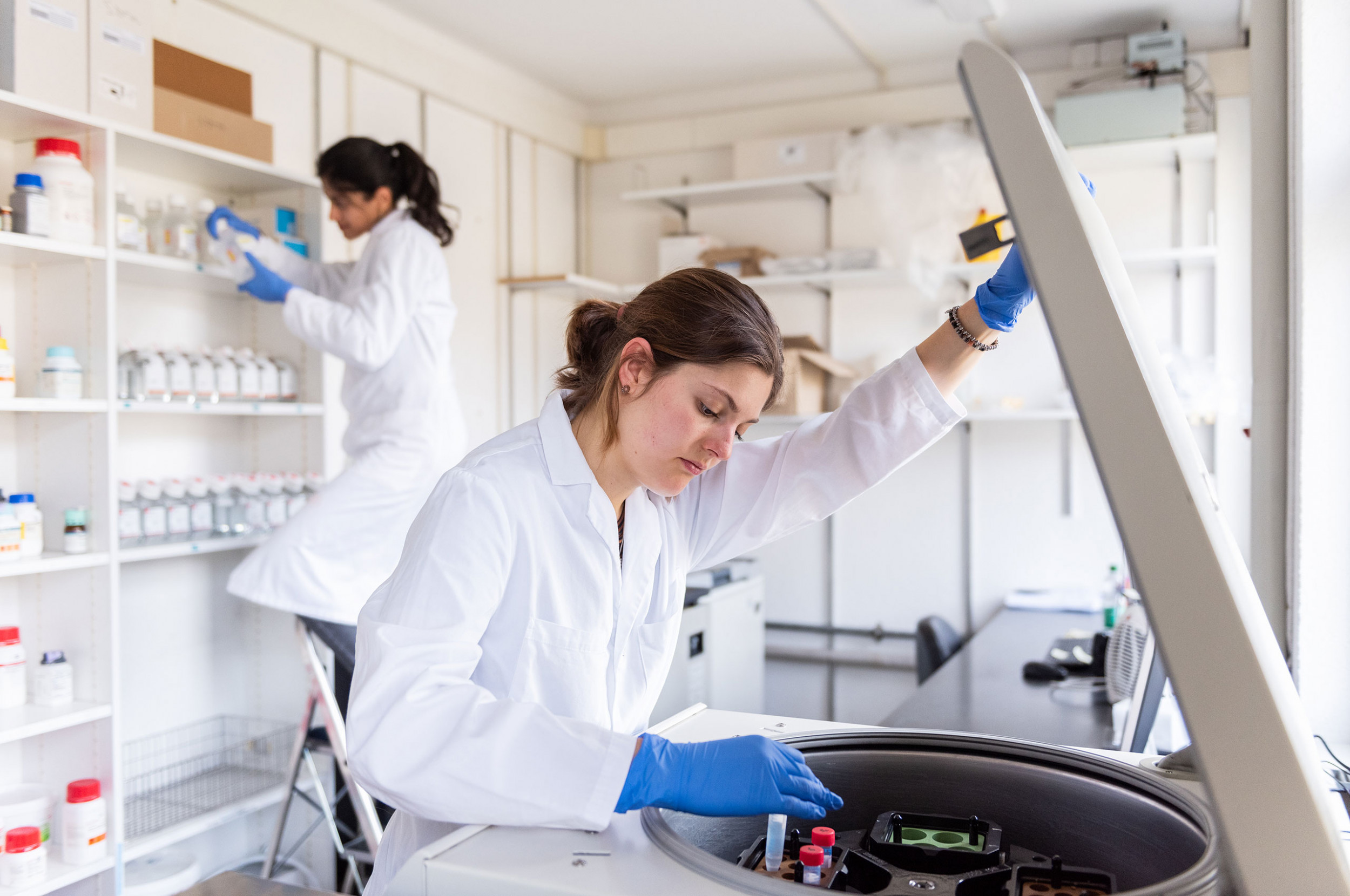 Zwei Forscherinnen arbeiten im Labor