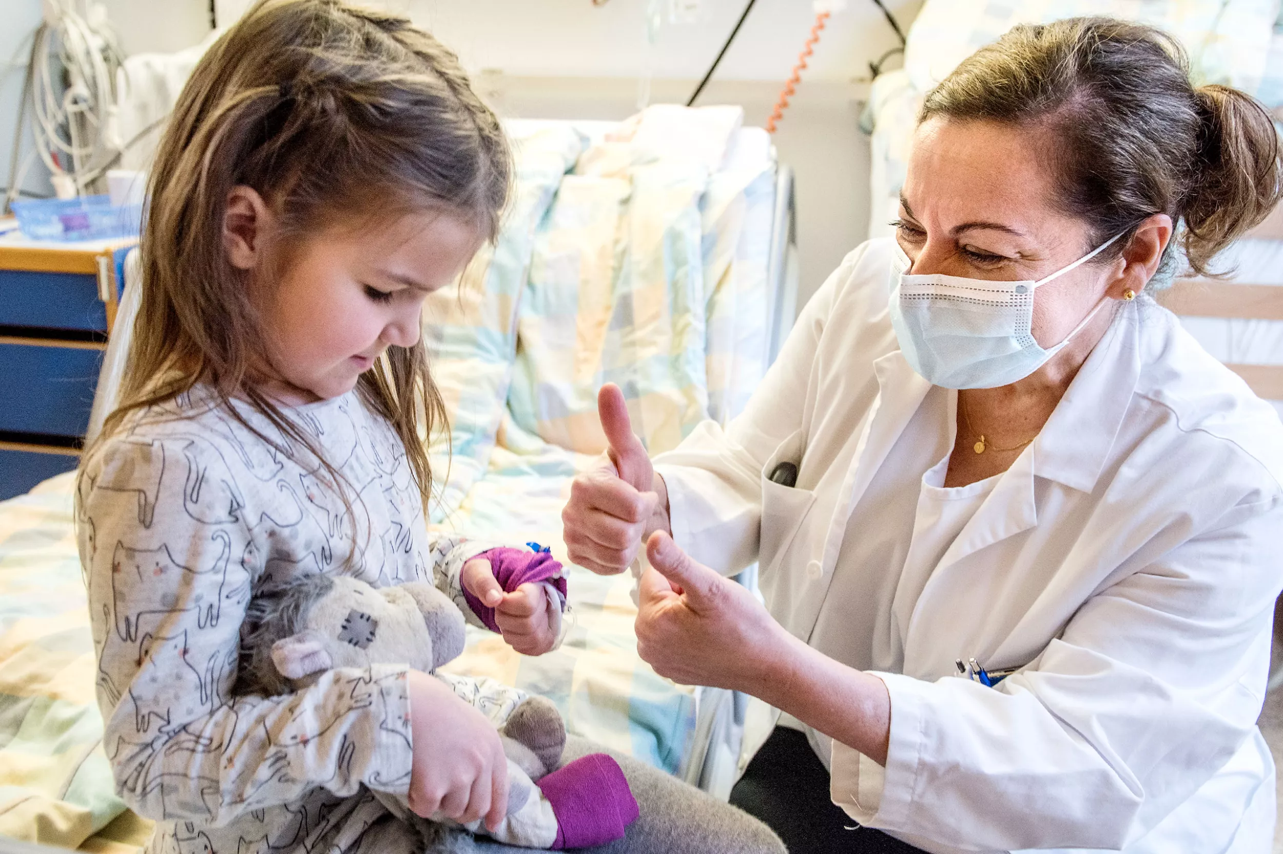 Moyamoya, Prof. Dr. med. Nadia Khan, Leitende Ärztin, auf Visite bei einer Patientin im Spitalzimmer