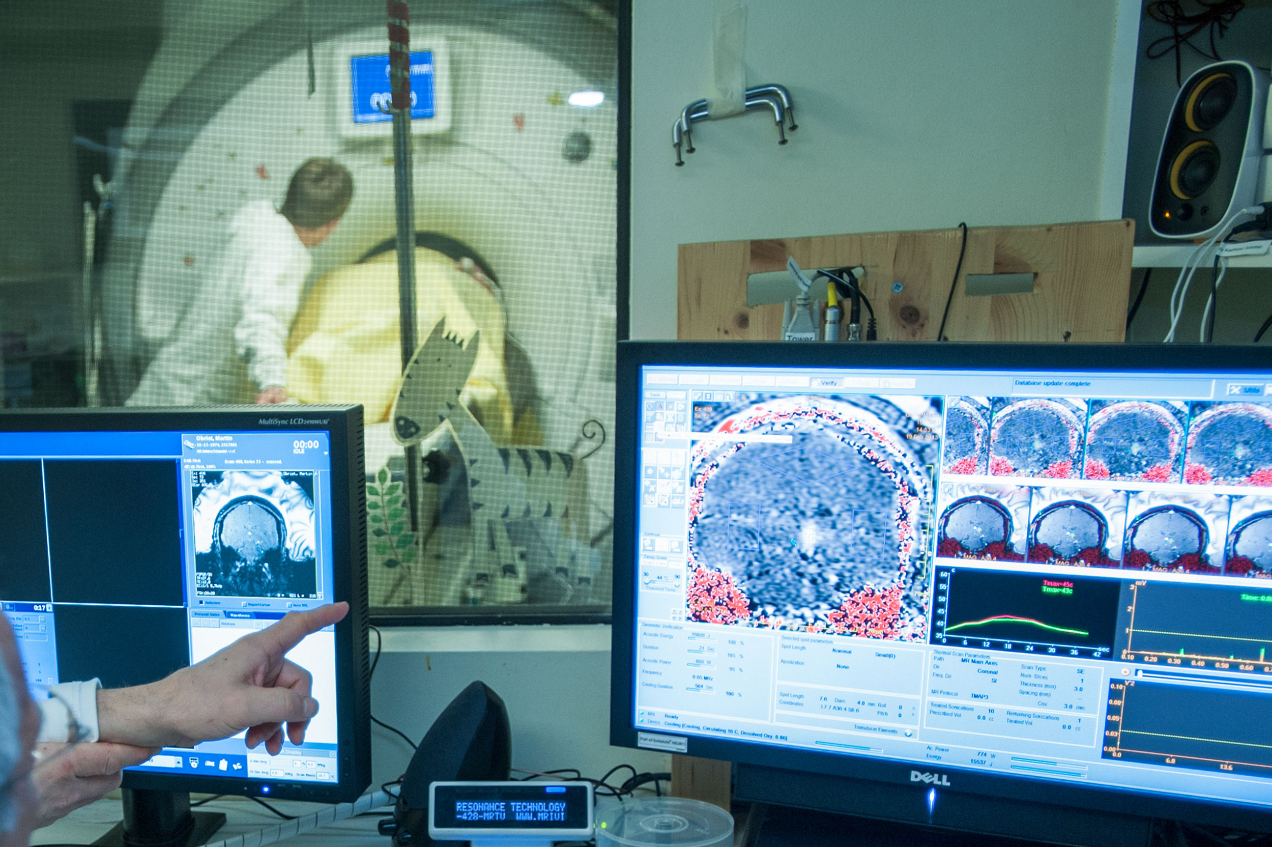 MRI, Computerraum mit Bildschirm 