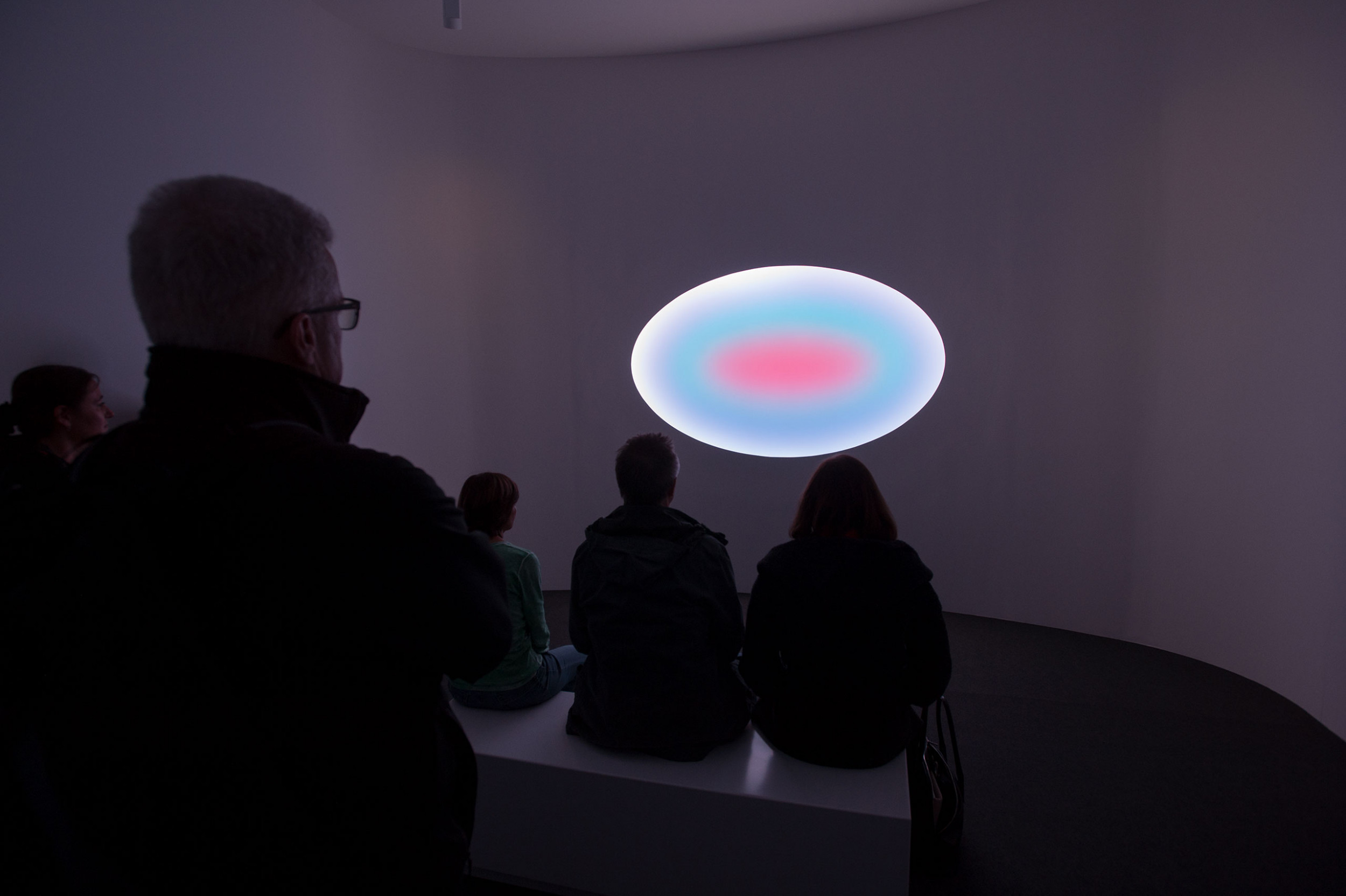 Installationsansichten des Kunstwekes My Light von James Turrell Curved Elliptical Glass im Areal des Kinderspitals Zürich