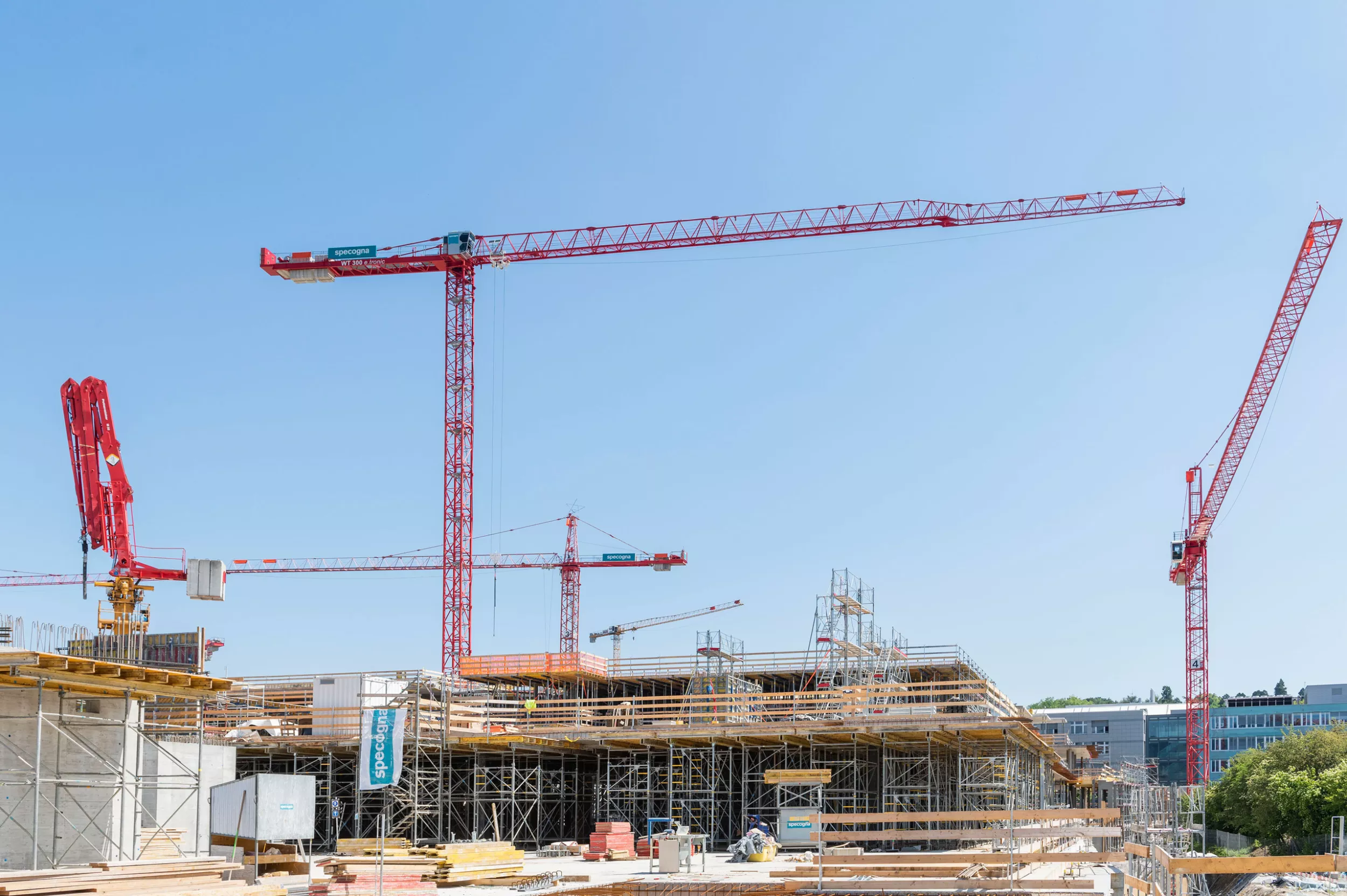 Kräne auf Baustelle