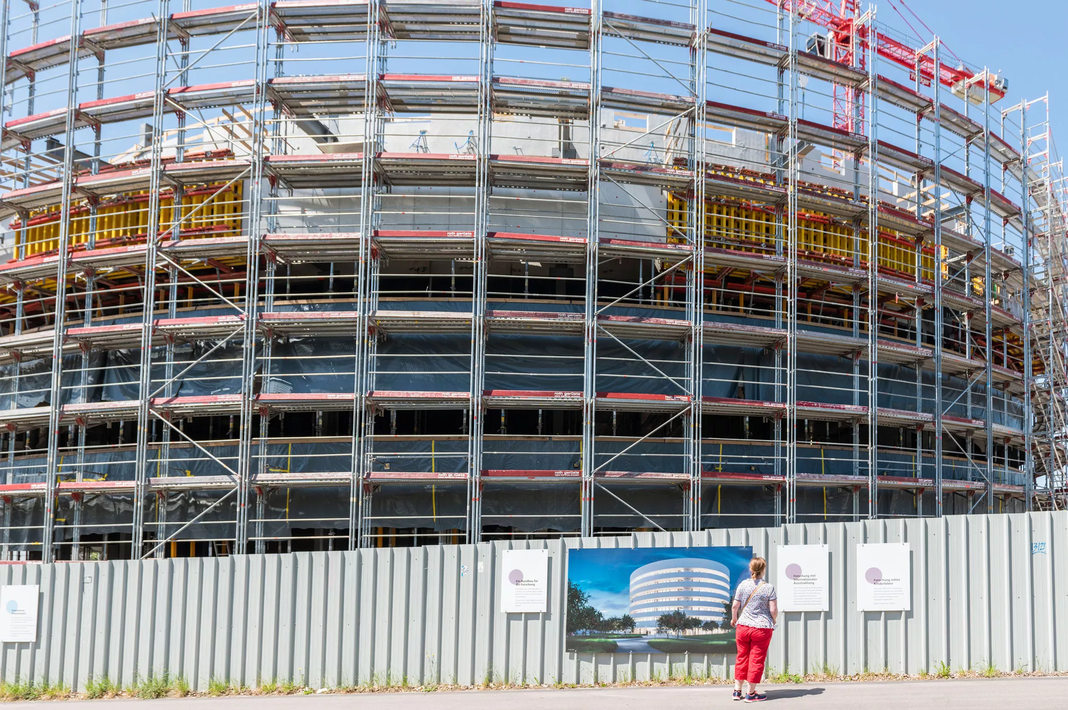 Baustelle von aussen mit Baugerüst