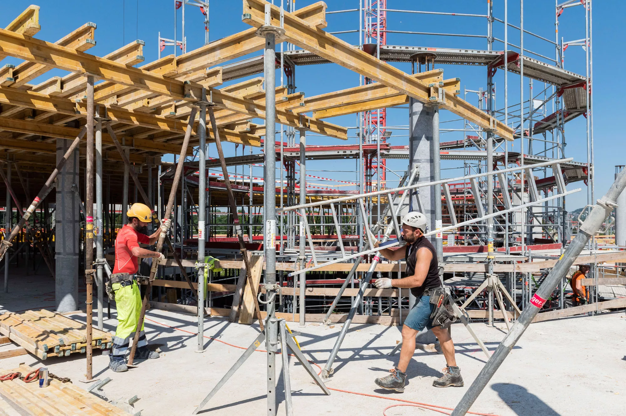 Bauarbeiter mit Leiter auf Baustelle