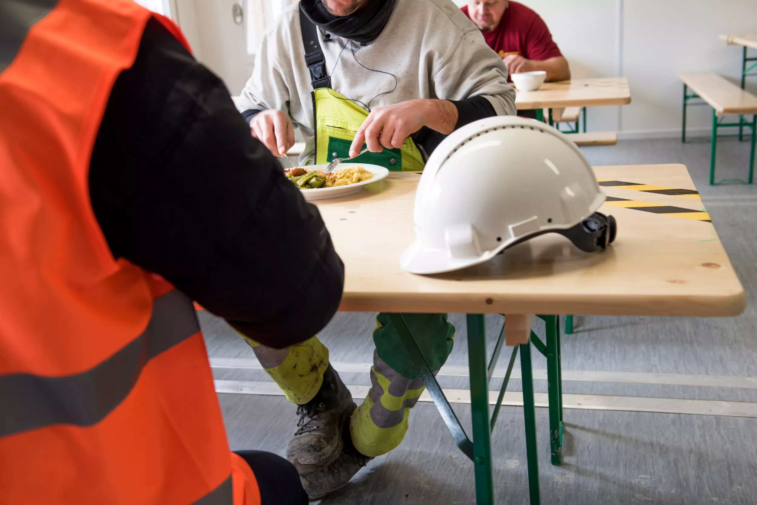 Bauarbeiter am Essen 
