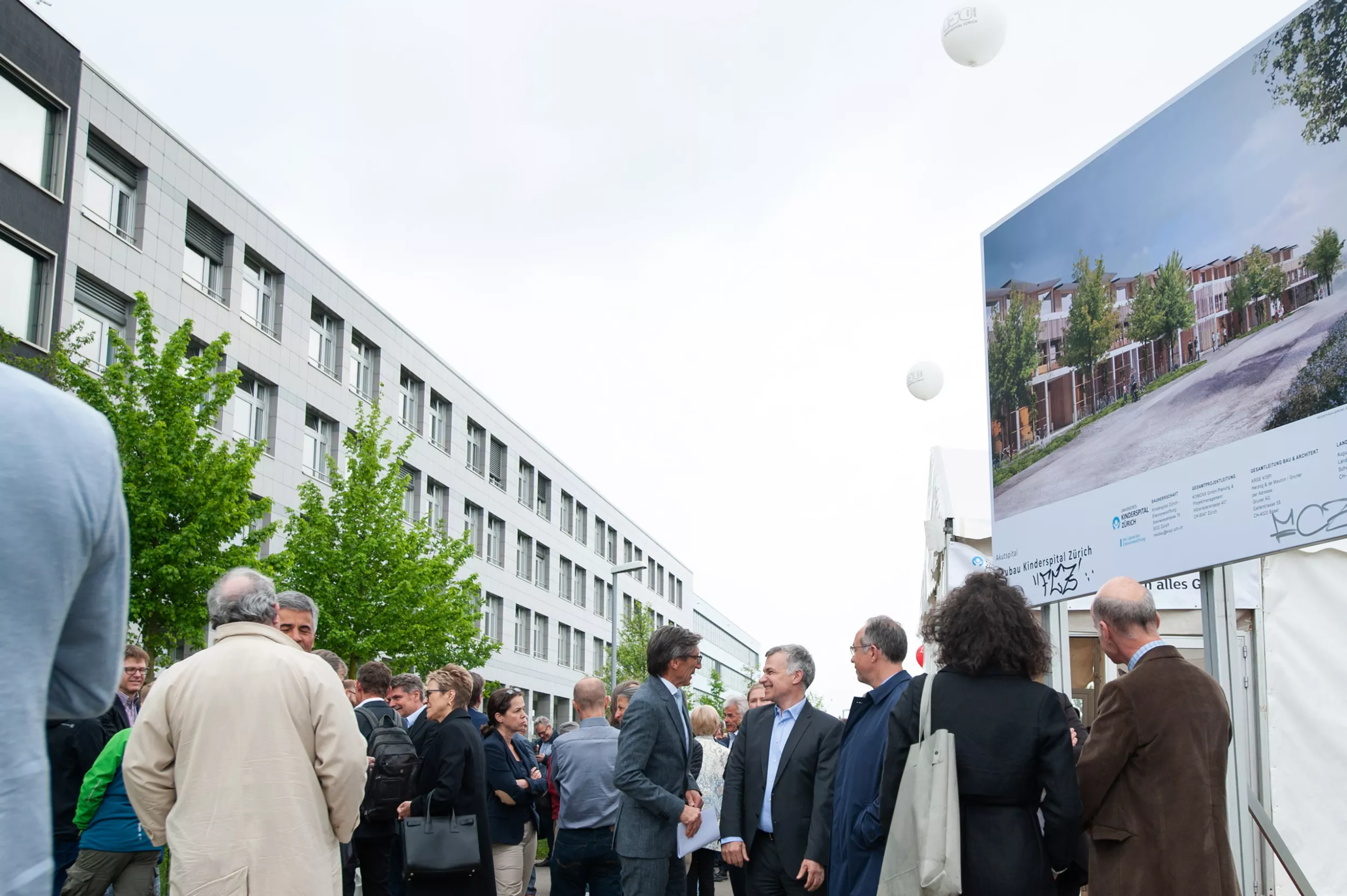Unterhaltung zwischen Gästen Neubau Kinderspital 