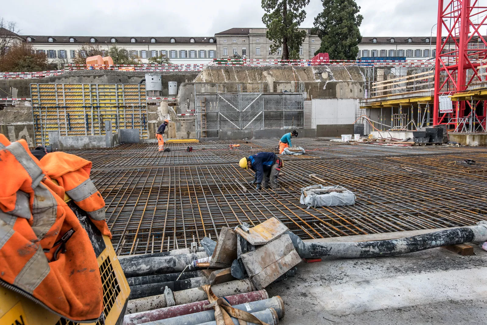 Neubau Bauarbeiter arbeiten am Gitter 