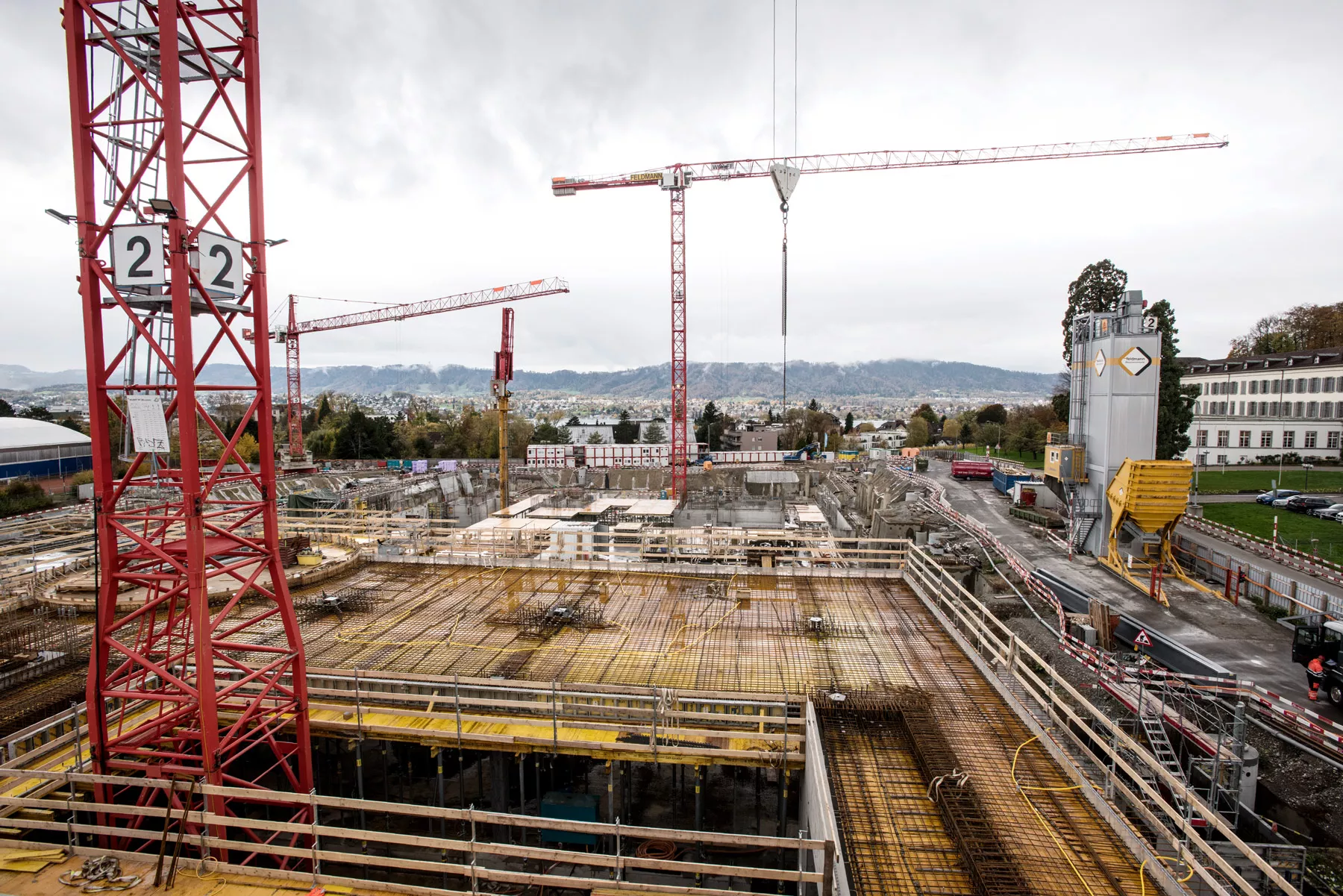 Baustelle mit Kränen 