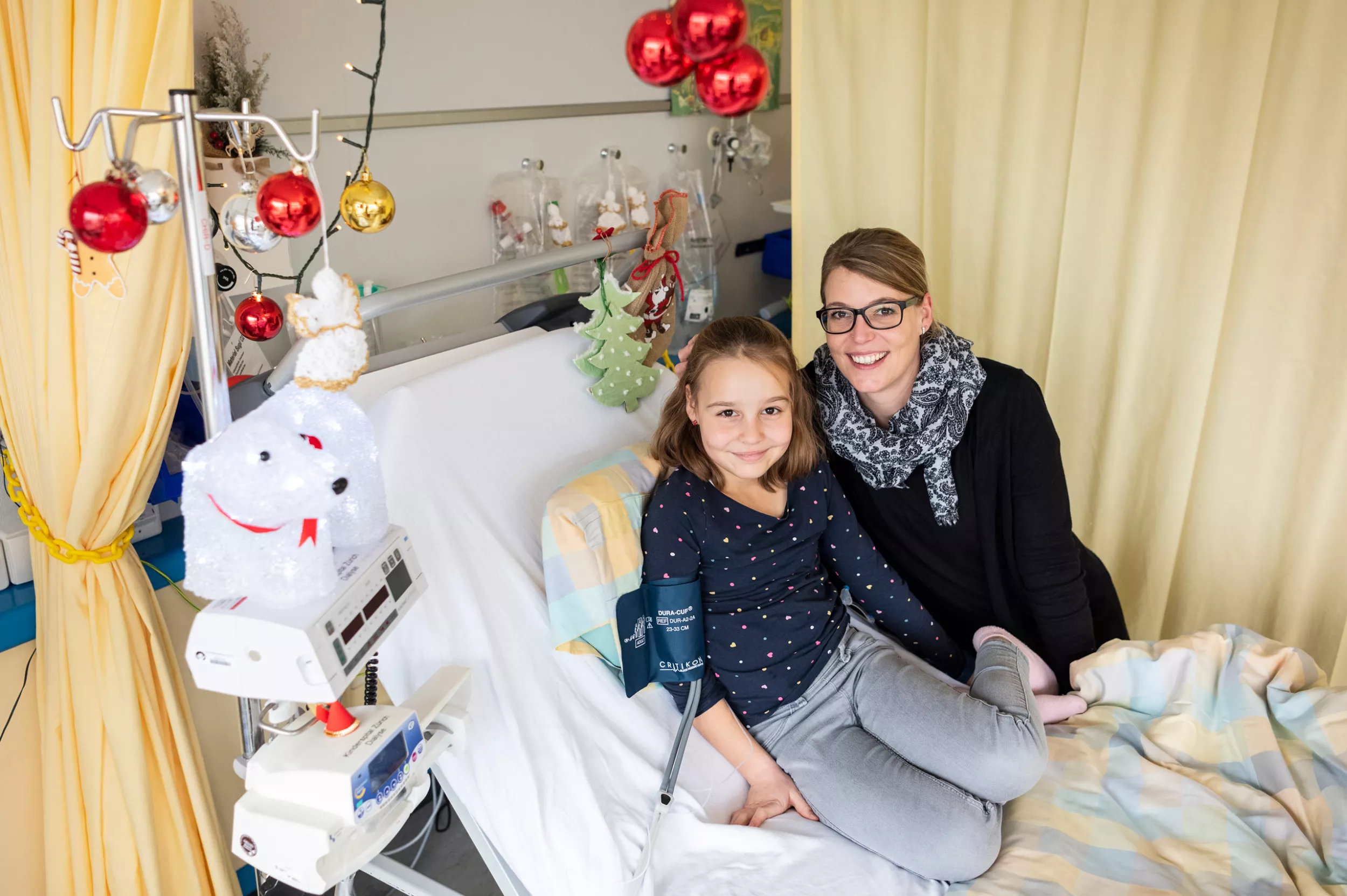 Patientin im Bett mit Mutter