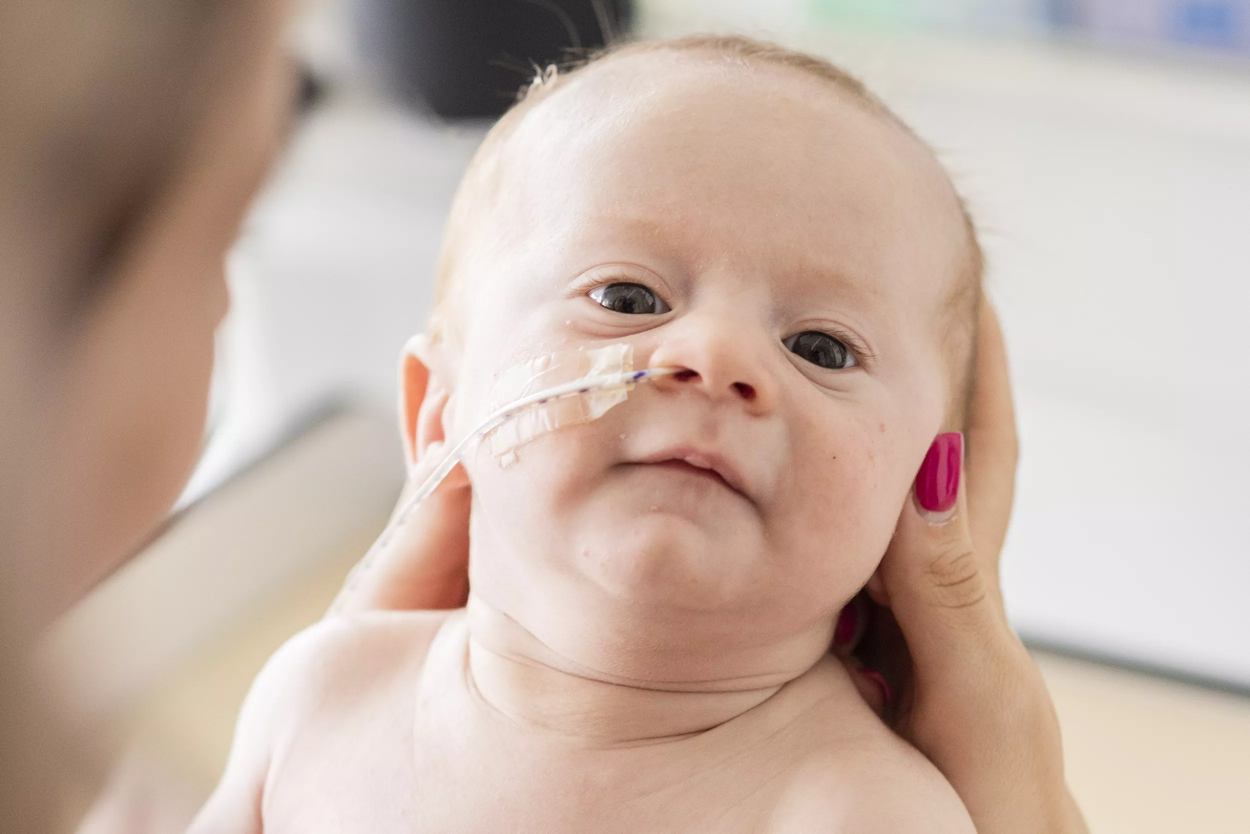 Mutter hält Baby 