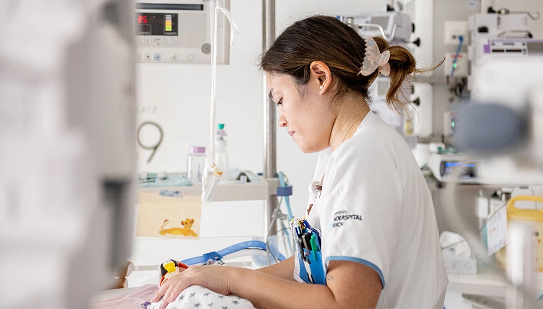 Pflegefachangestellte Neonatologie am Bett
