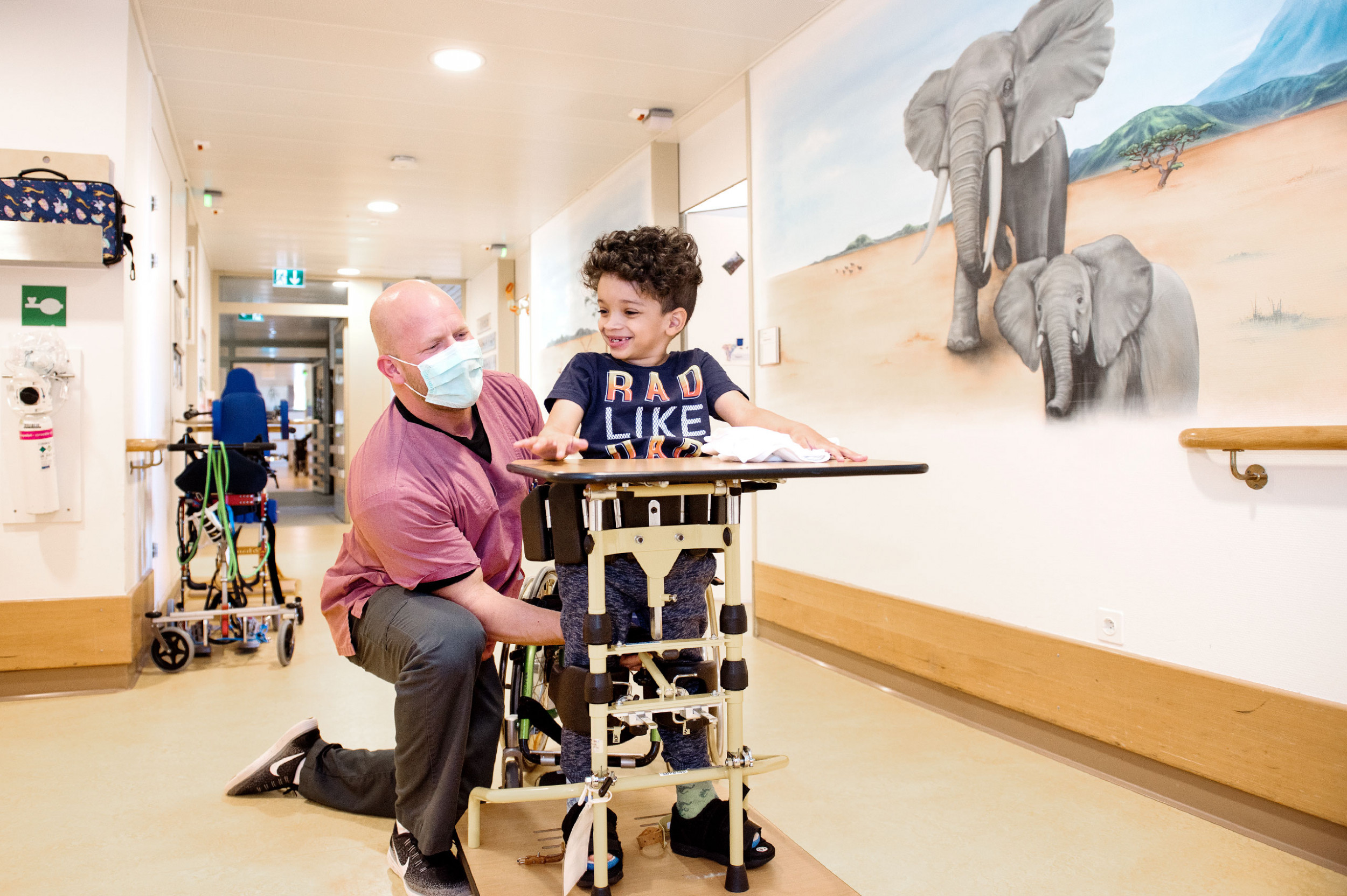 Kinder-Reha Schweiz, Patronatsseite, Pfleger mit Patient und Elefanten