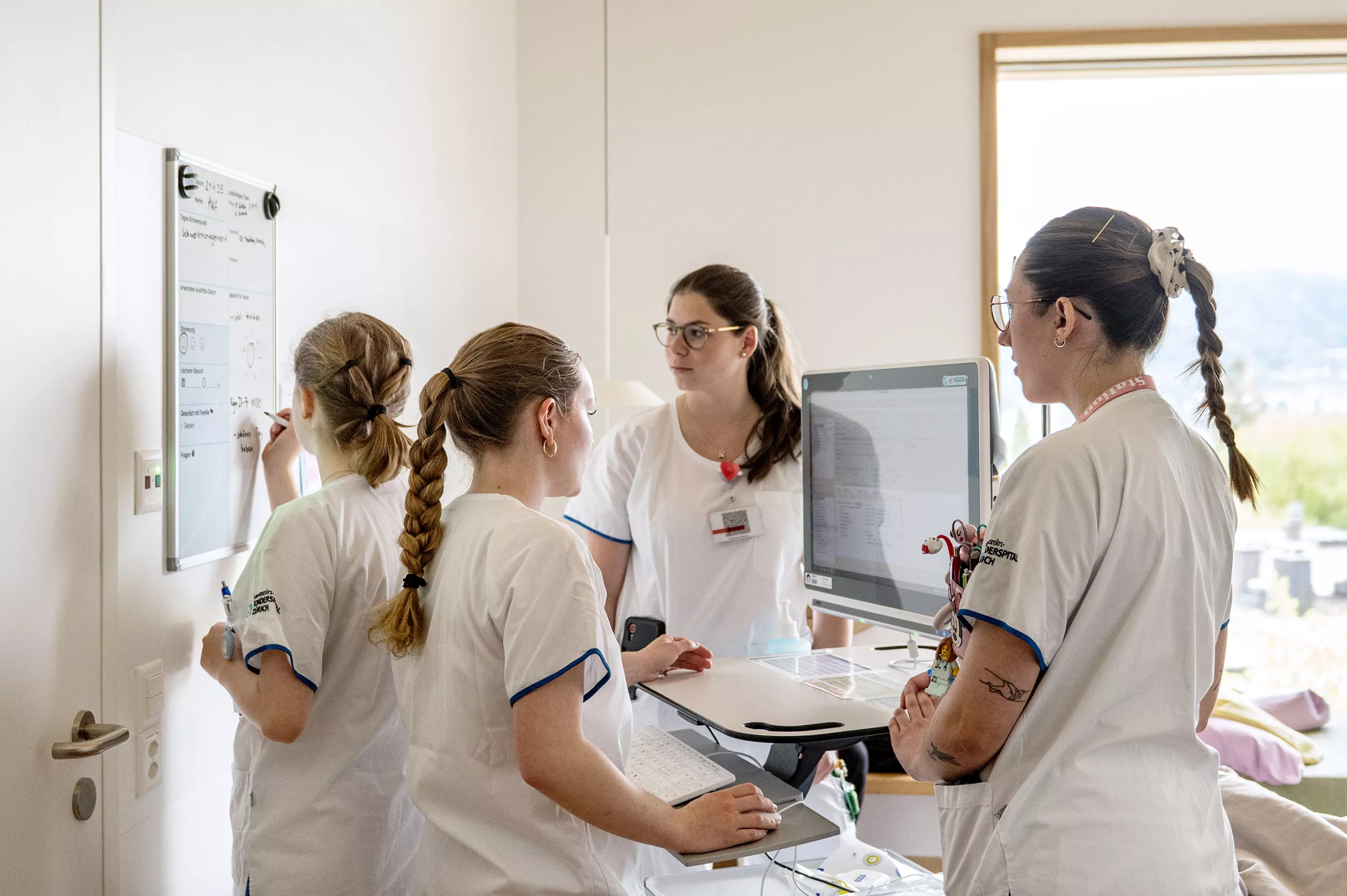Vier Pflegefachfrauen in Patientenzimmer, Lehrsituation