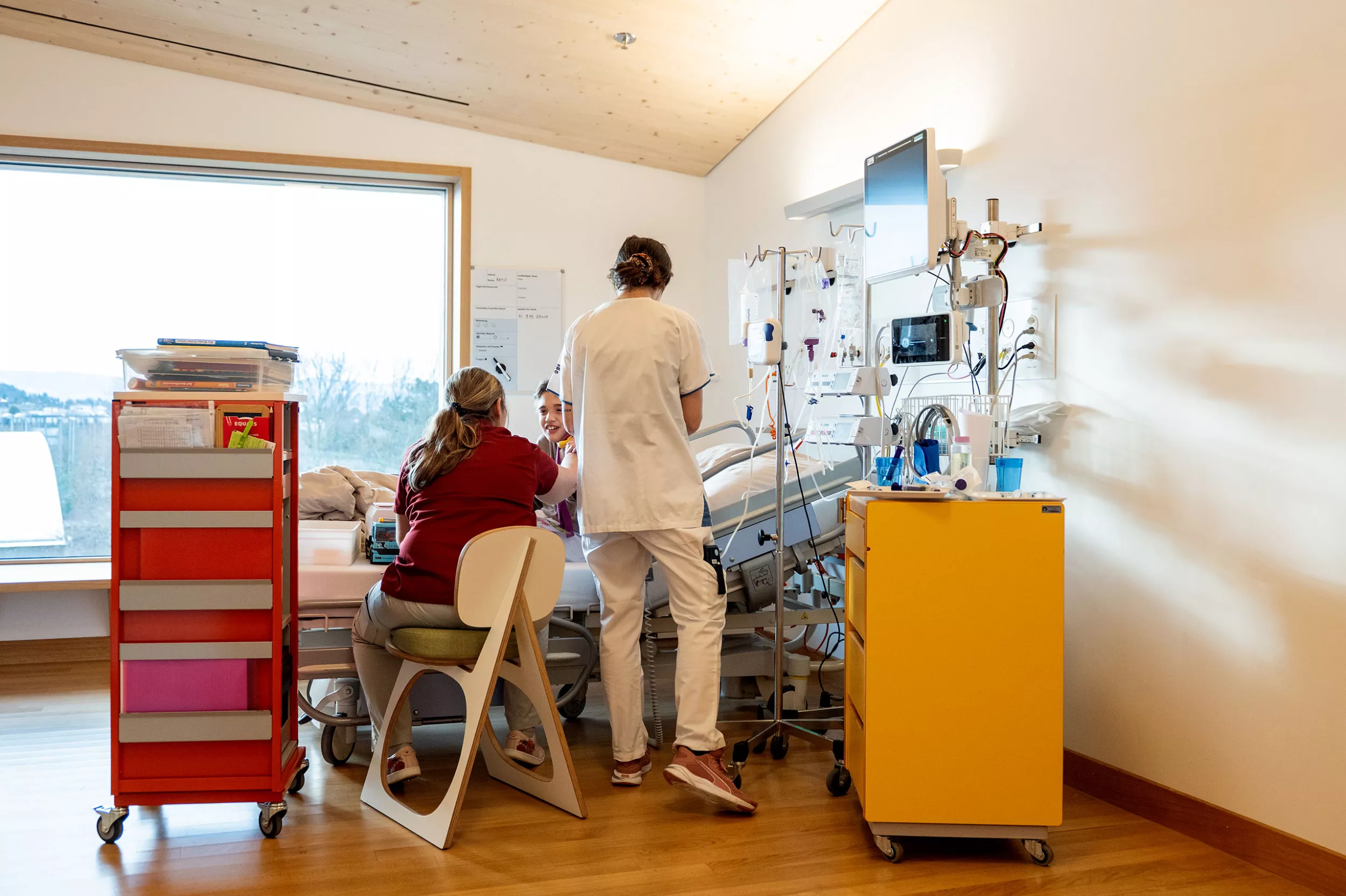 Pflegefachfrau im Patientenzimmer während Schulunterricht am Bett
