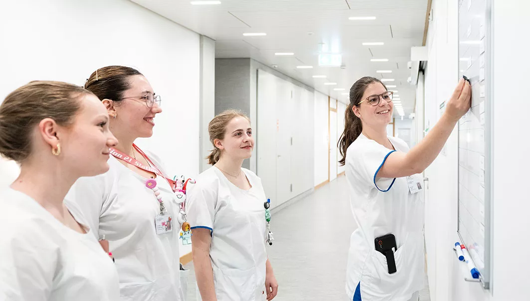 vier Pflegefachfrauen HF und in Ausbildung beim Huddle