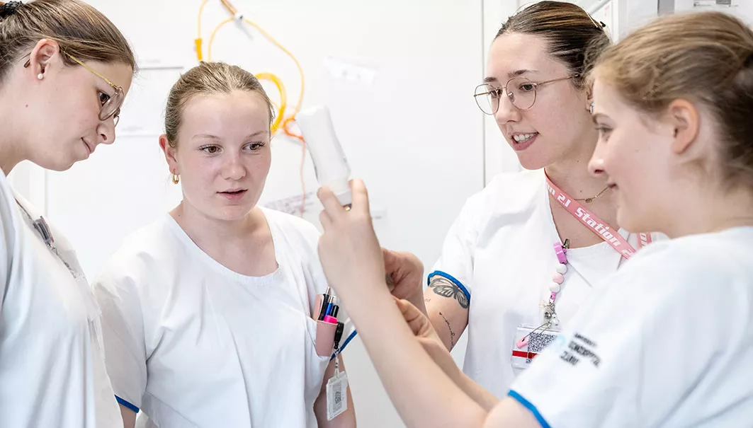 vier Pflegefachfrauen HF und in Ausbildung im Mediraum
