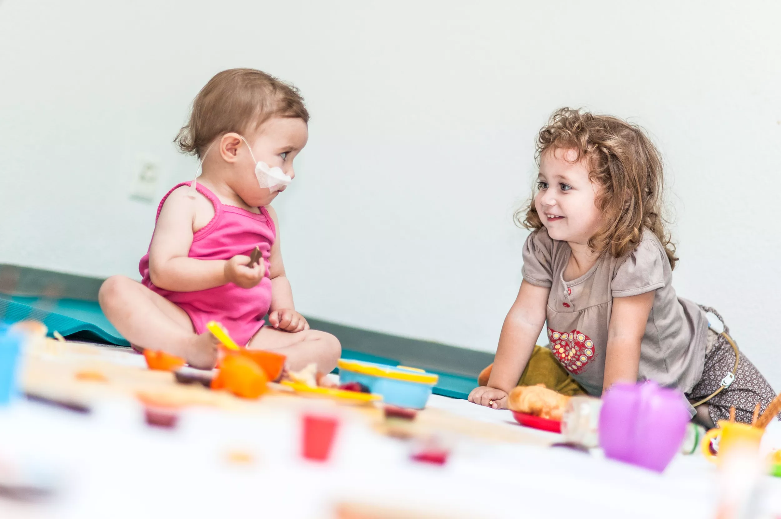 Psychologie, Kinder Picnic, zwei Kleinkinder am Boden beim Spielen