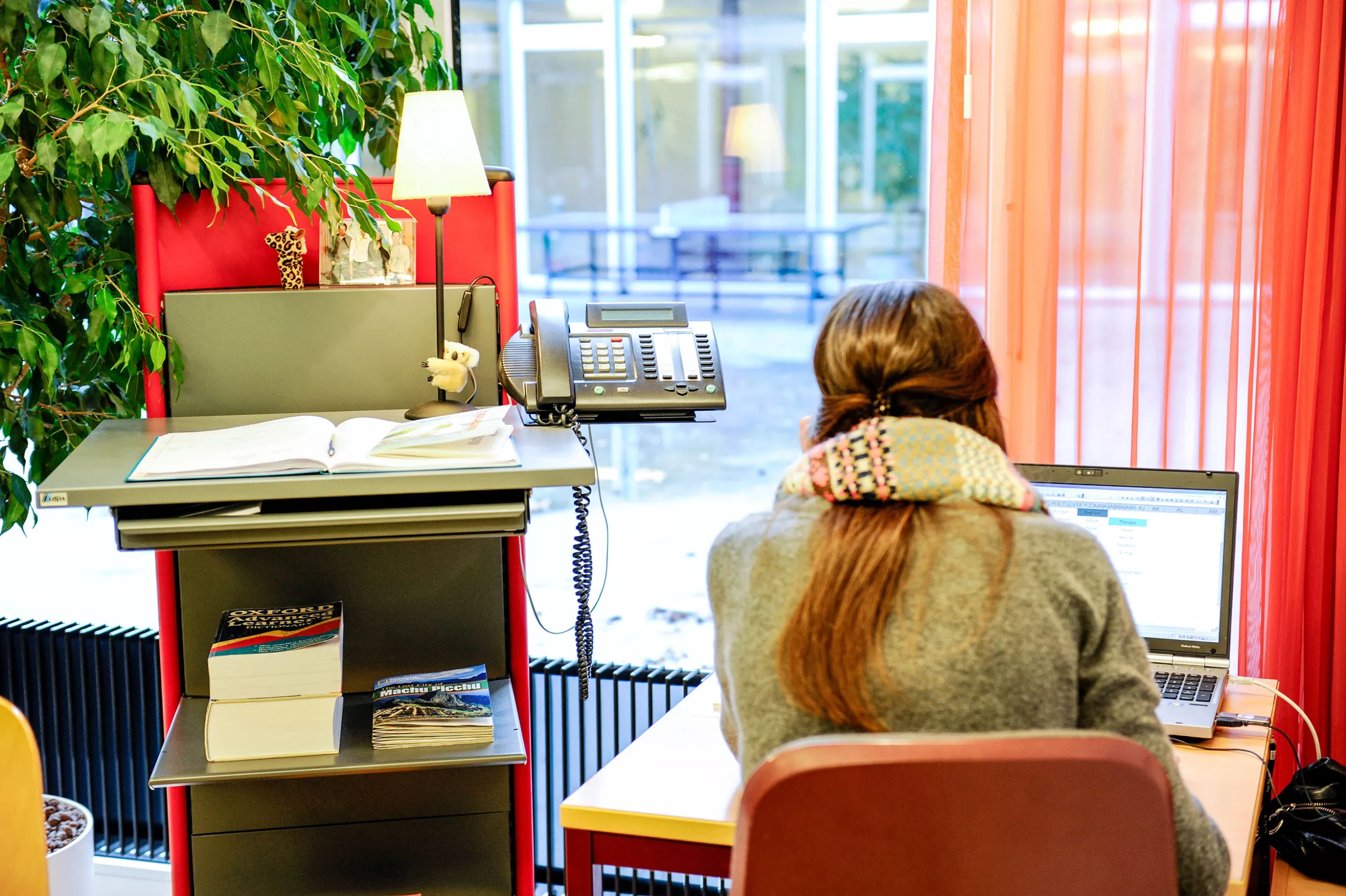Psychosomatische Therapiestation, Mitarbeiterin im Büro