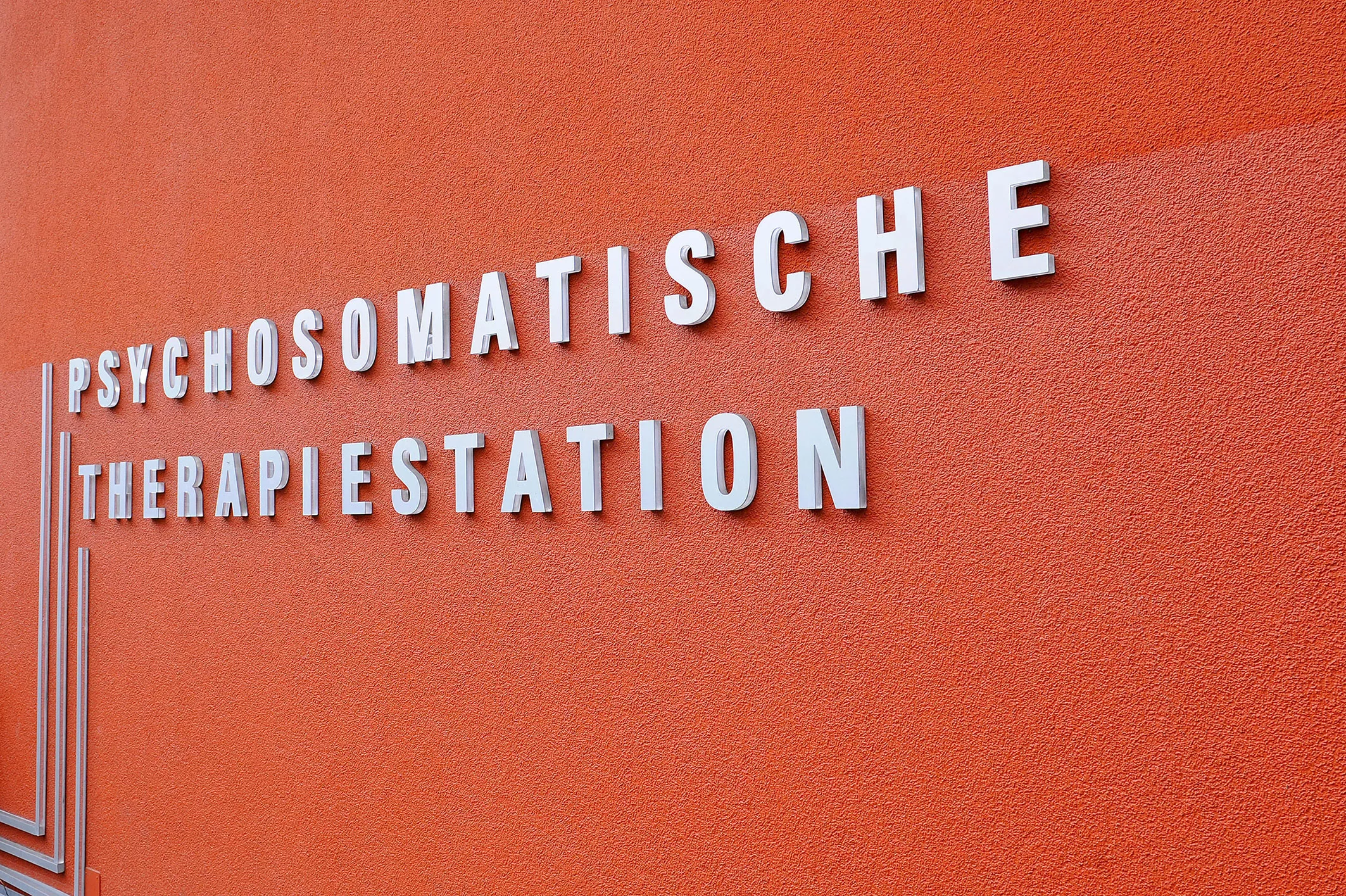 Psychosomatische Therapiestation, Aussenansicht mit Schriftzug