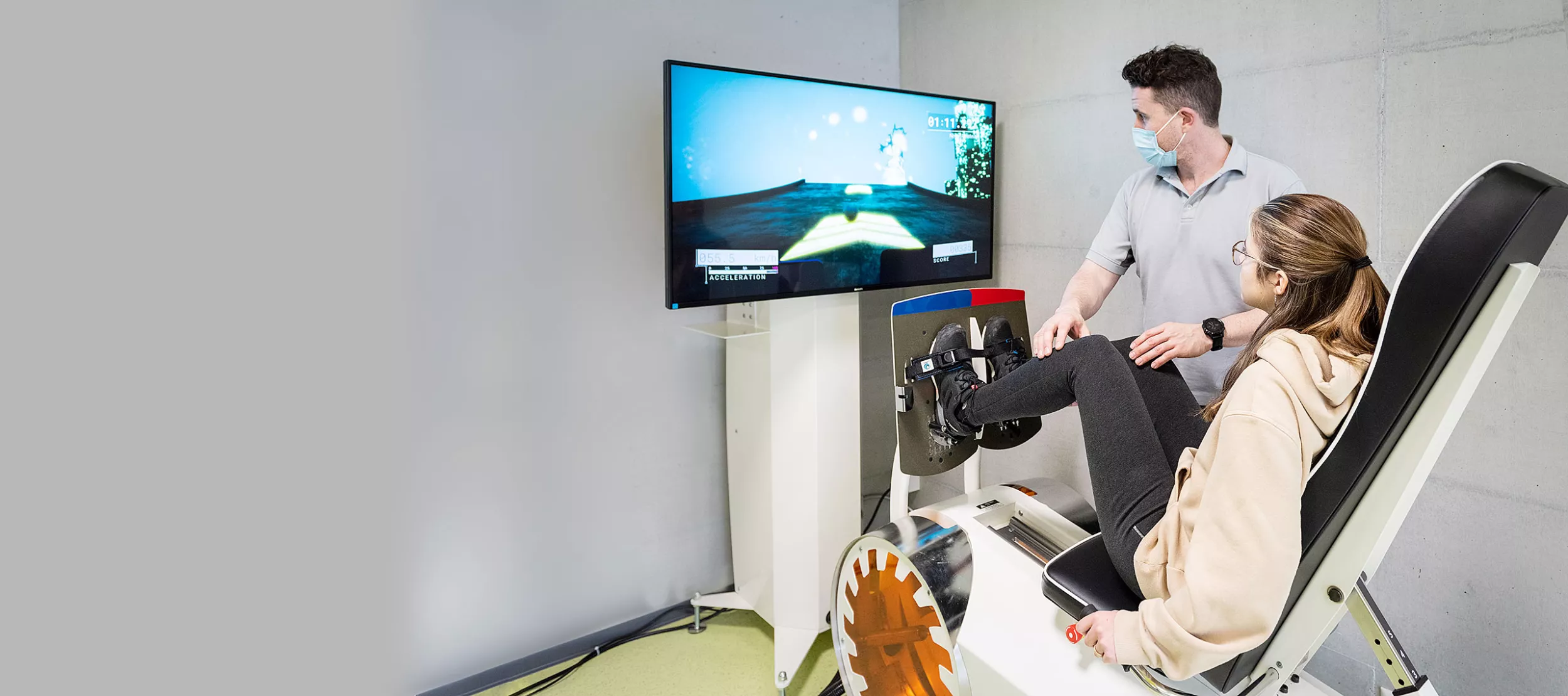 Jugendliche in Reha trainiert an einer Legpress mit Video 