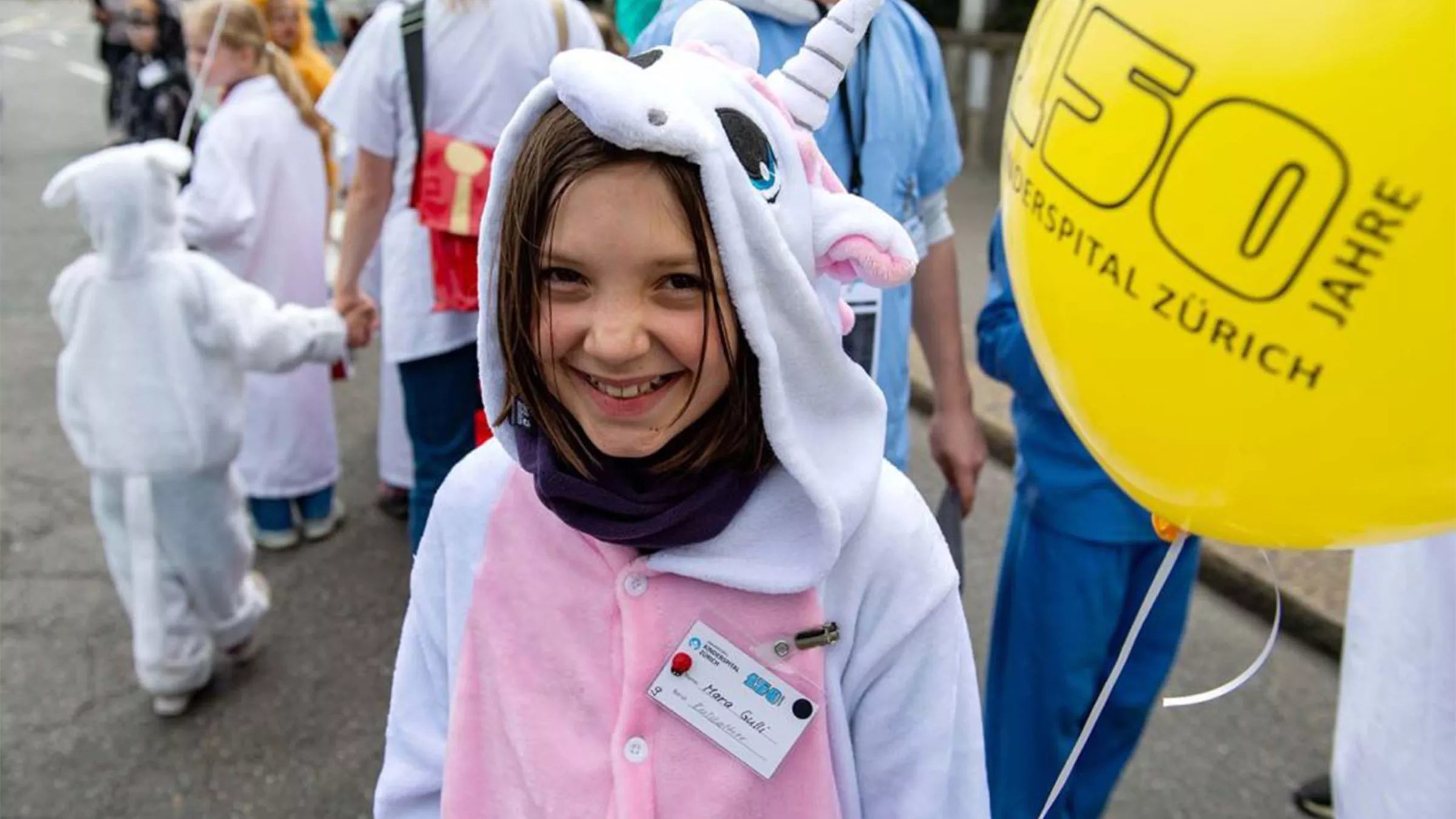Verkleidete Patientin beim Umzug des Kinderspitals am Sechseläuten