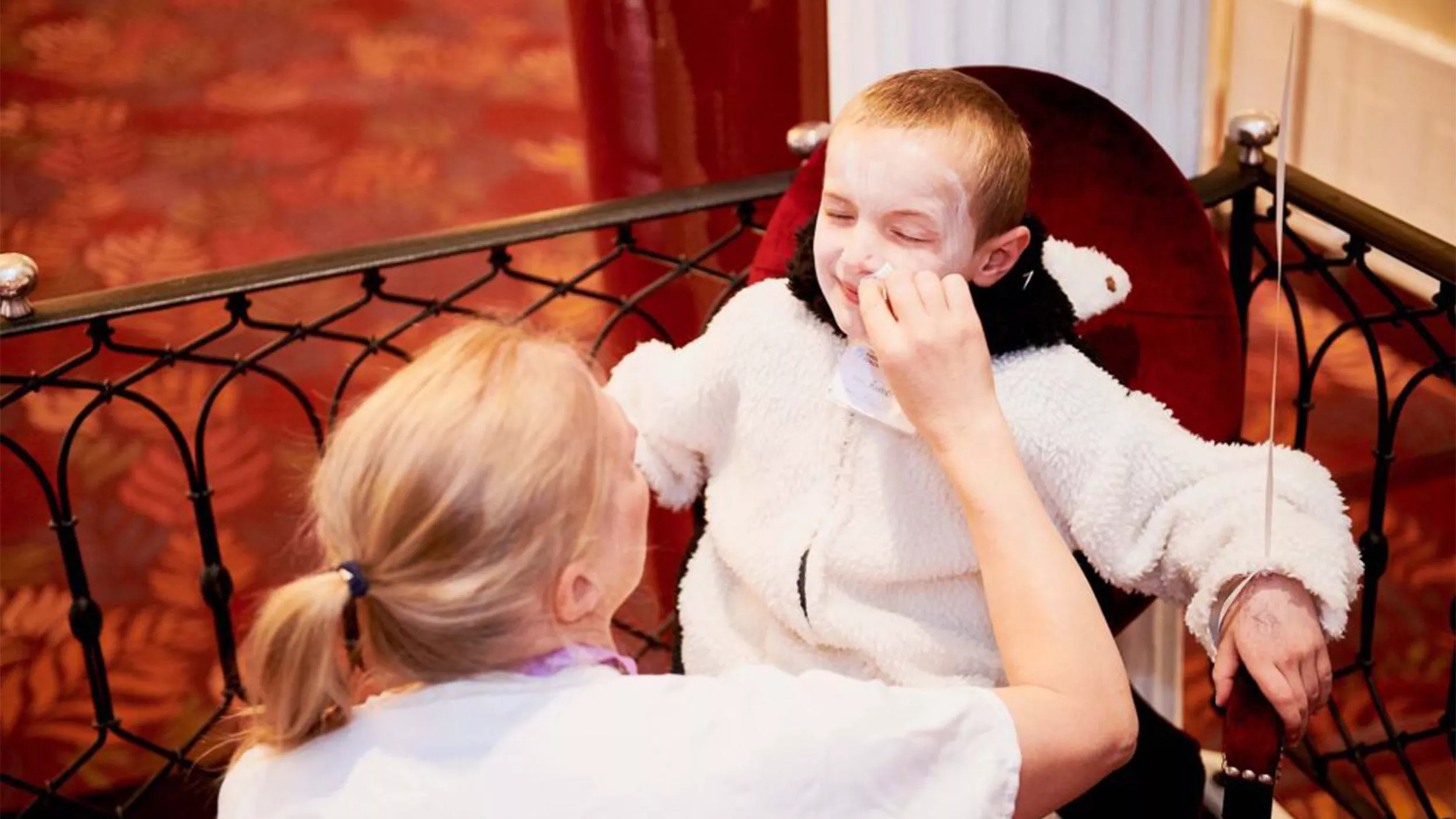 Patient wird beim Kinderschminken geschminkt 