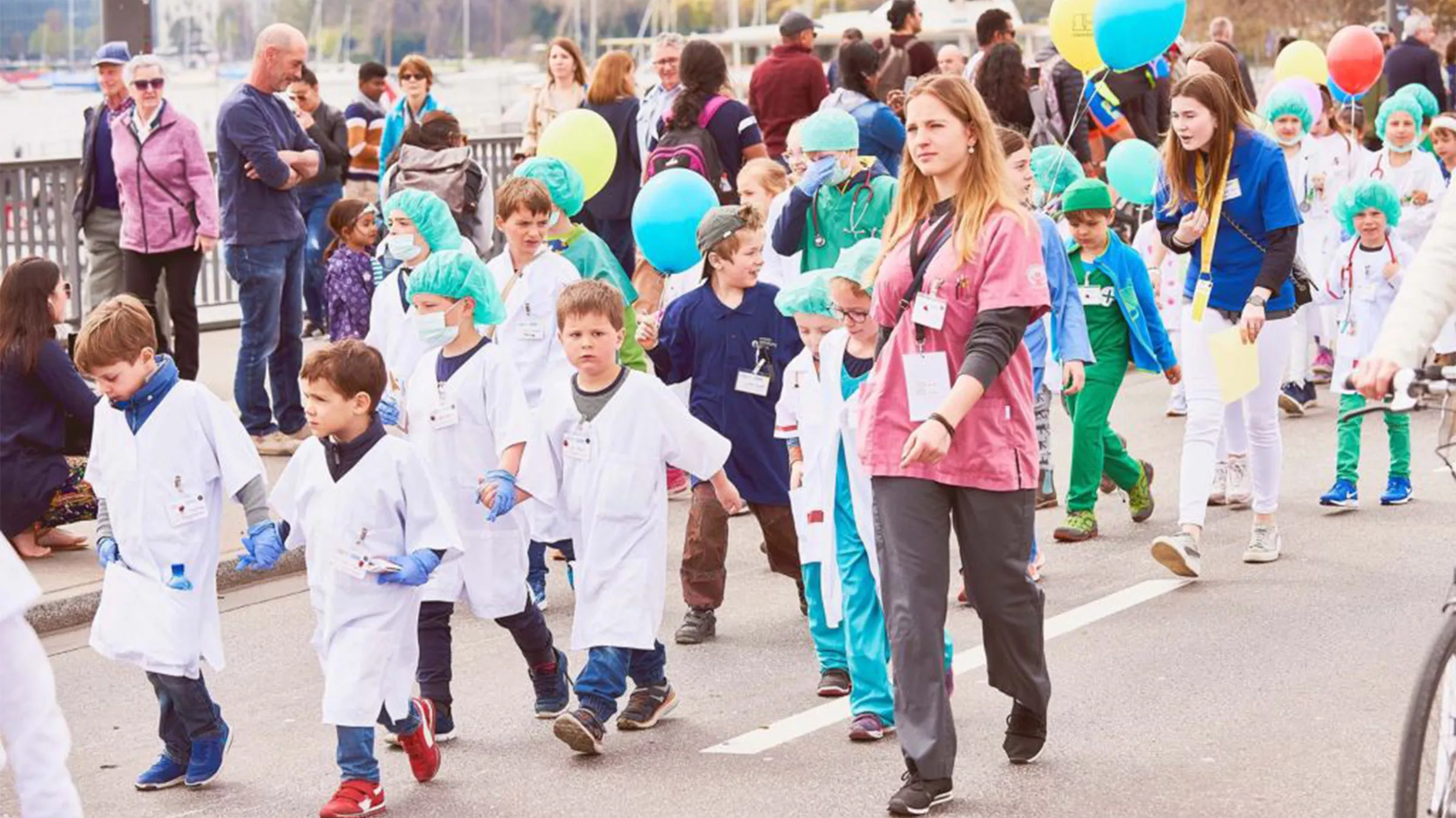 Umzug mit Patientinnen und Patienten des Kinderspitals am Sechseläuten