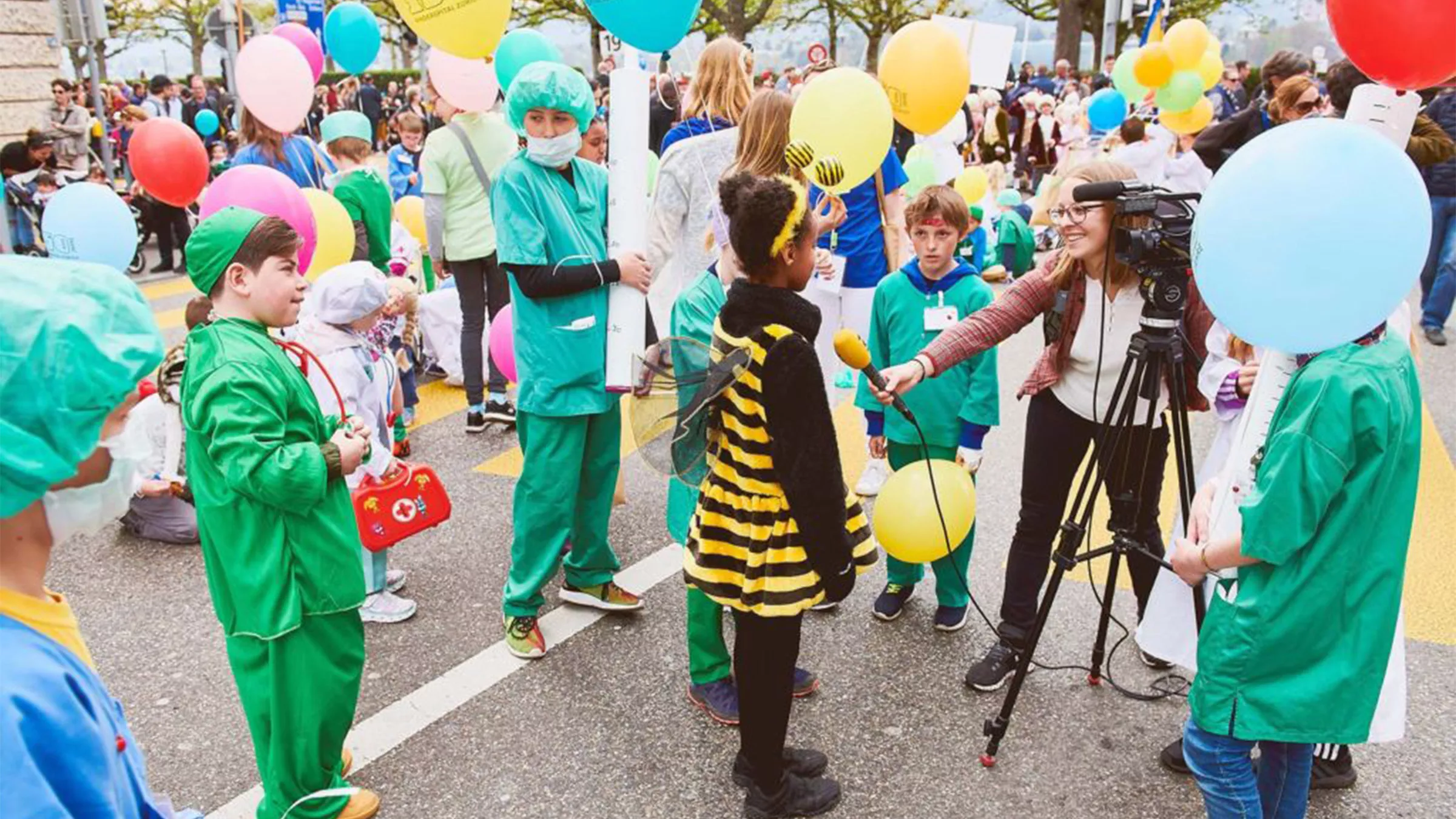 Eine verkleidete Patientin des Kinderspitals gibt ein Interview vor laufender Kamera