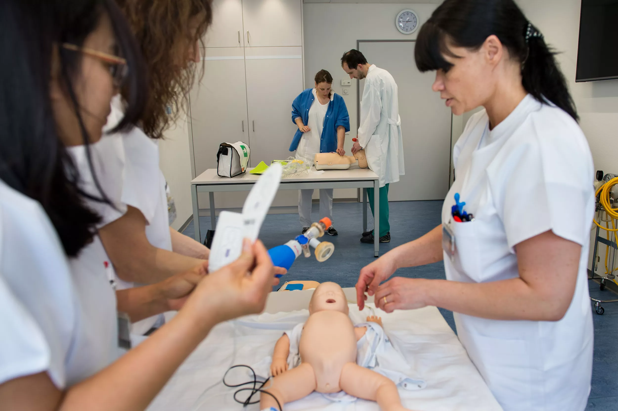 Ein Team trainiert eine Simulation im Simulationsraum