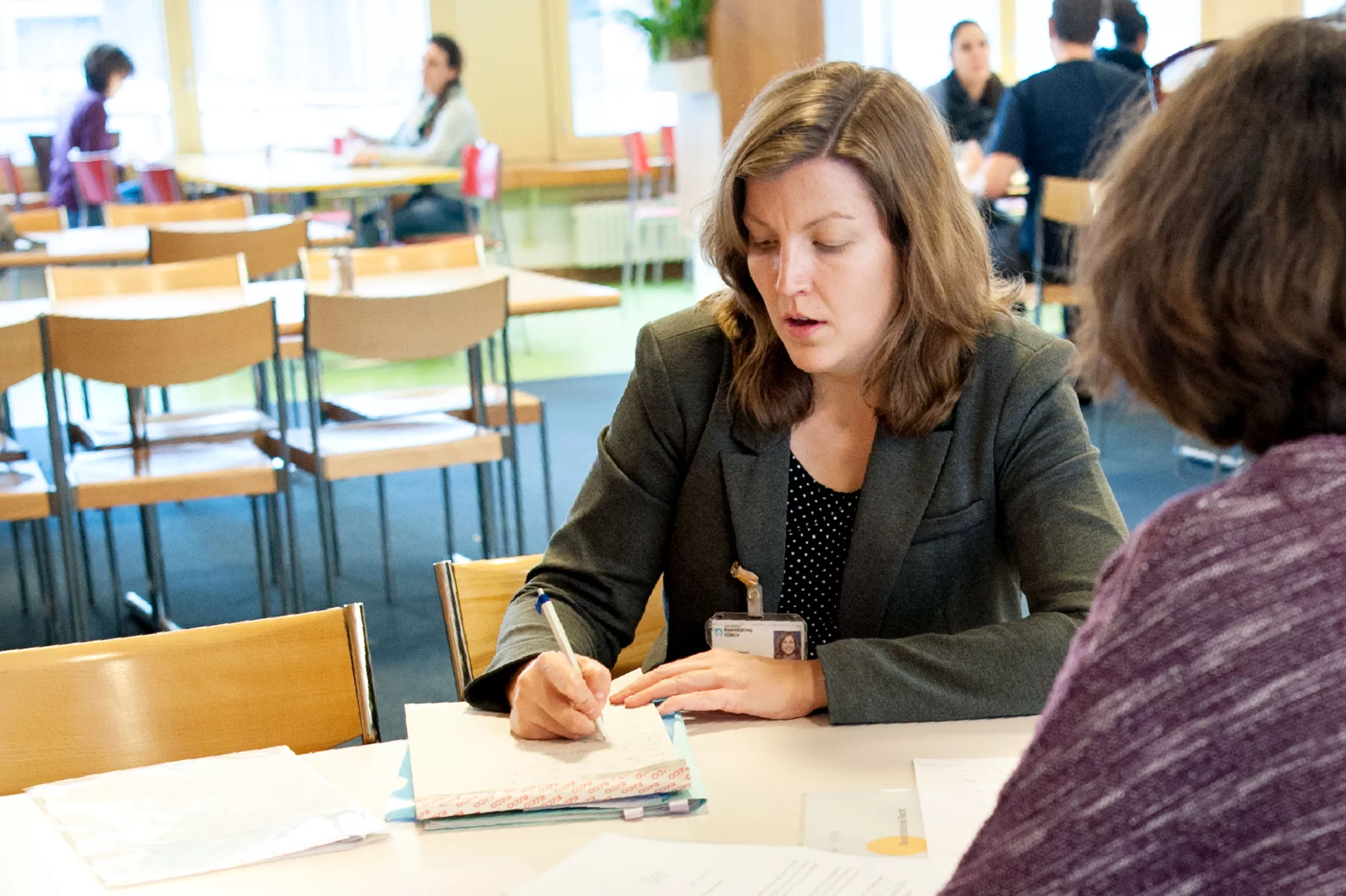 Eine Sozialberaterin im Gespräch währen der Sprechstunde Recht