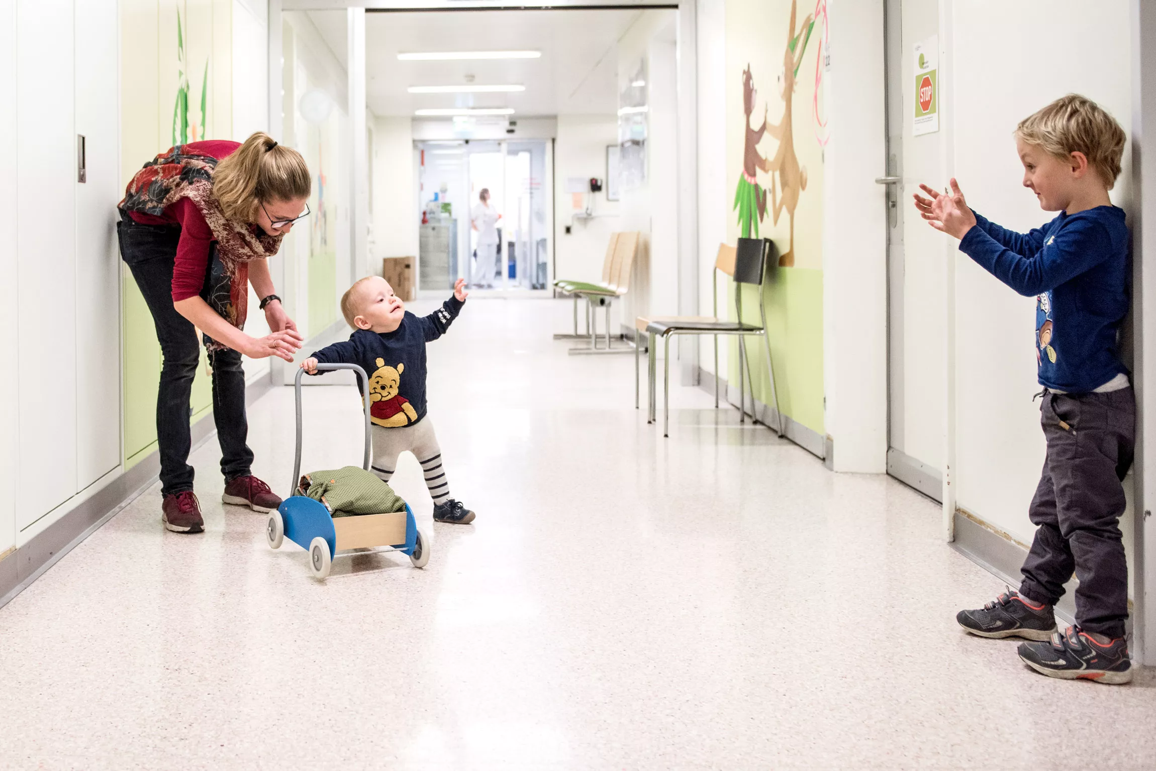 Spina bifida Patient mit Mutter und Bruder 