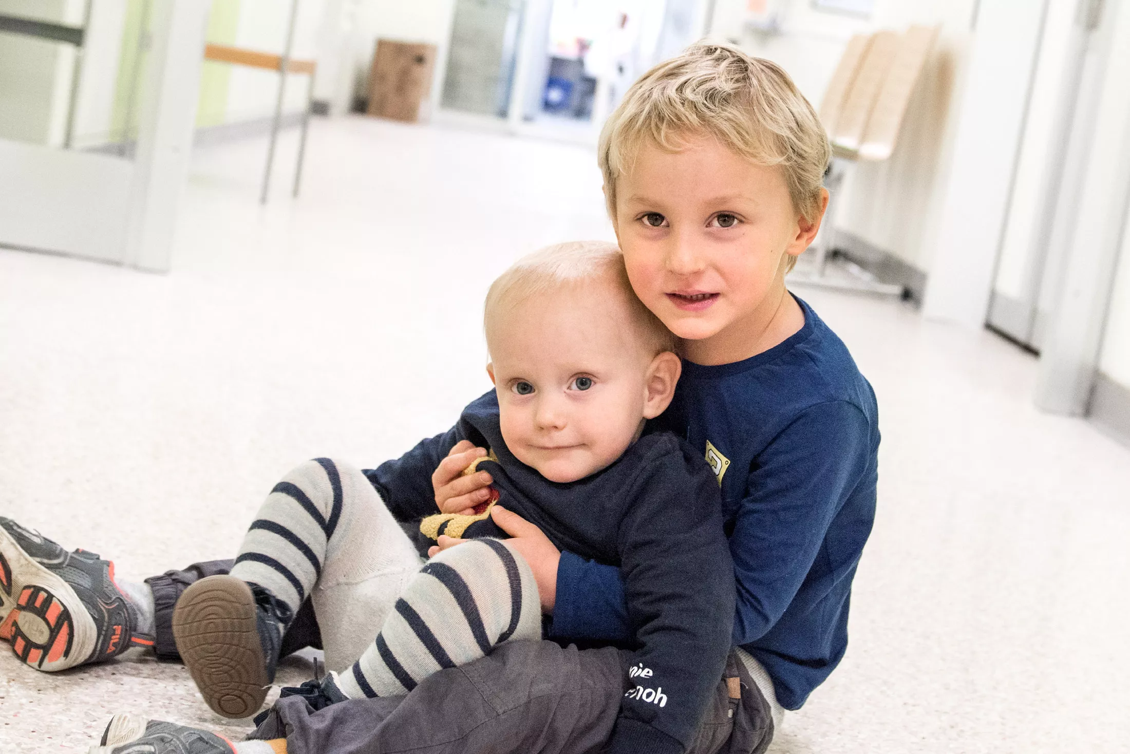 Spina bifida Patient mit Bruder 