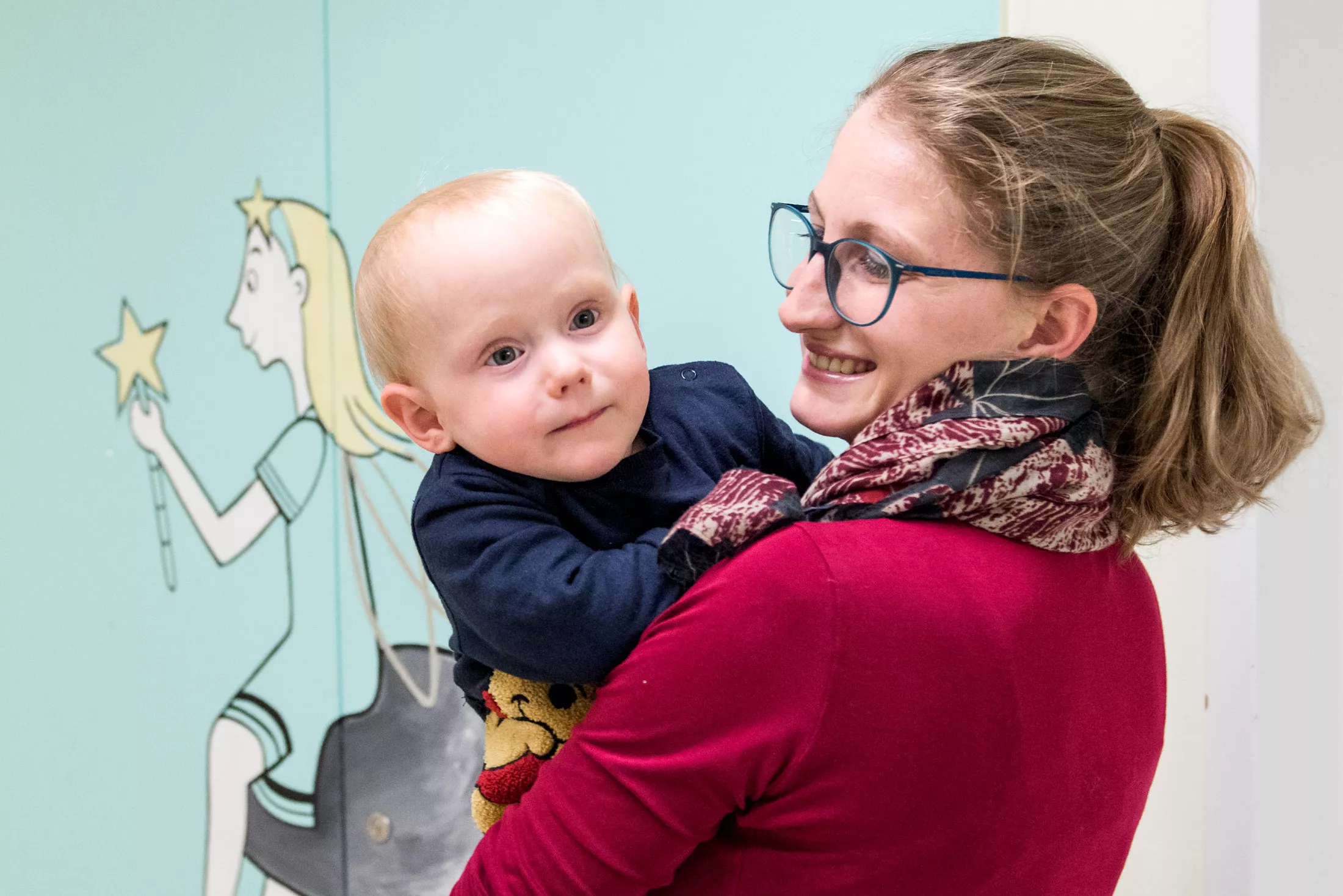 Spina bifida Patient auf Arm der Mutter 